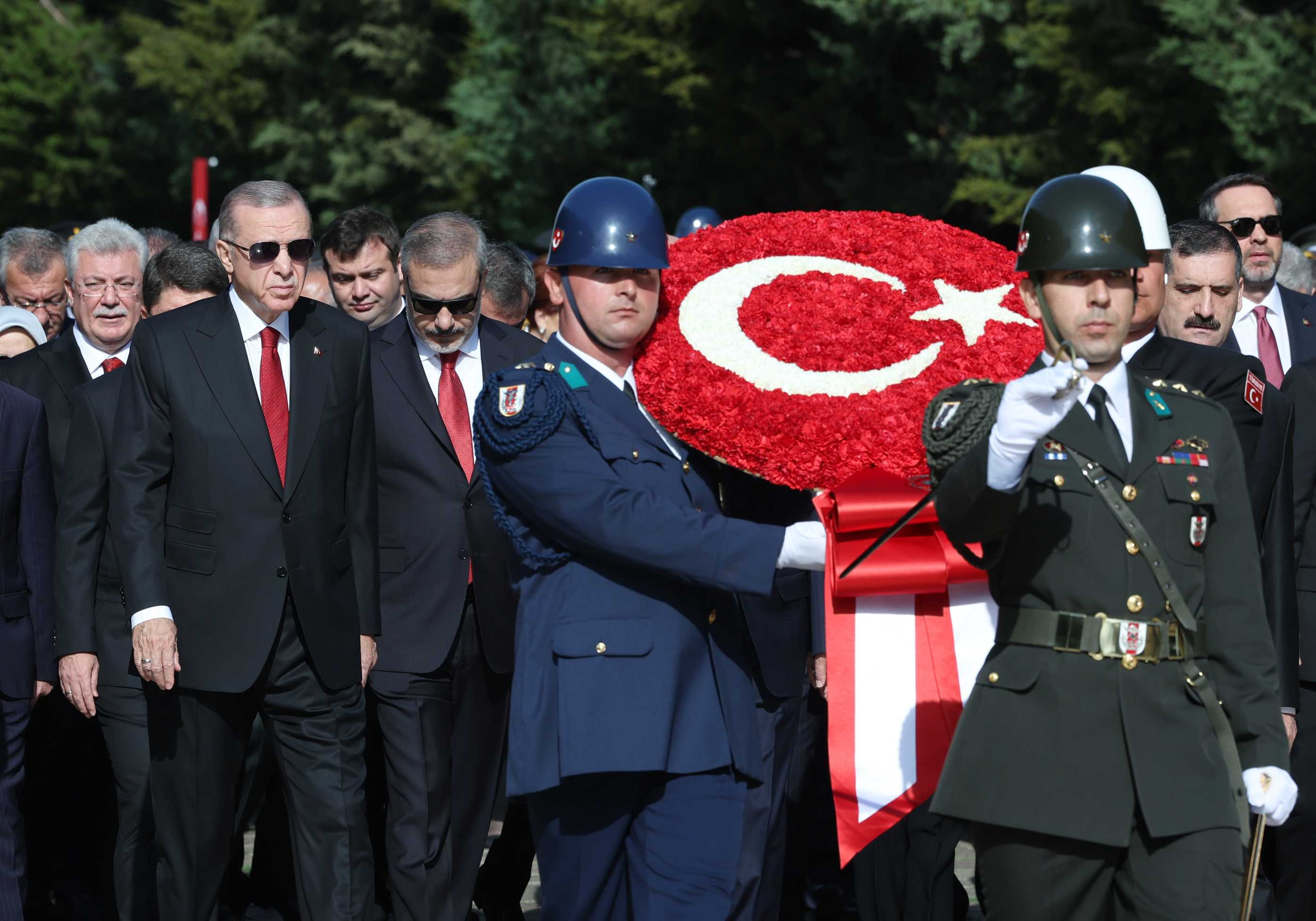 Cumhuriyet'in 100. Yılında Cumhurbaşkanı Erdoğan ve Devlet Erkanı Anıtkabir'de 2 AA 20231029 32558105 32558099 CUMHURBASKANI ERDOGAN BASKANLIGINDAKI DEVLET ERKANI ANITKABIRI ZIYARET ETTI