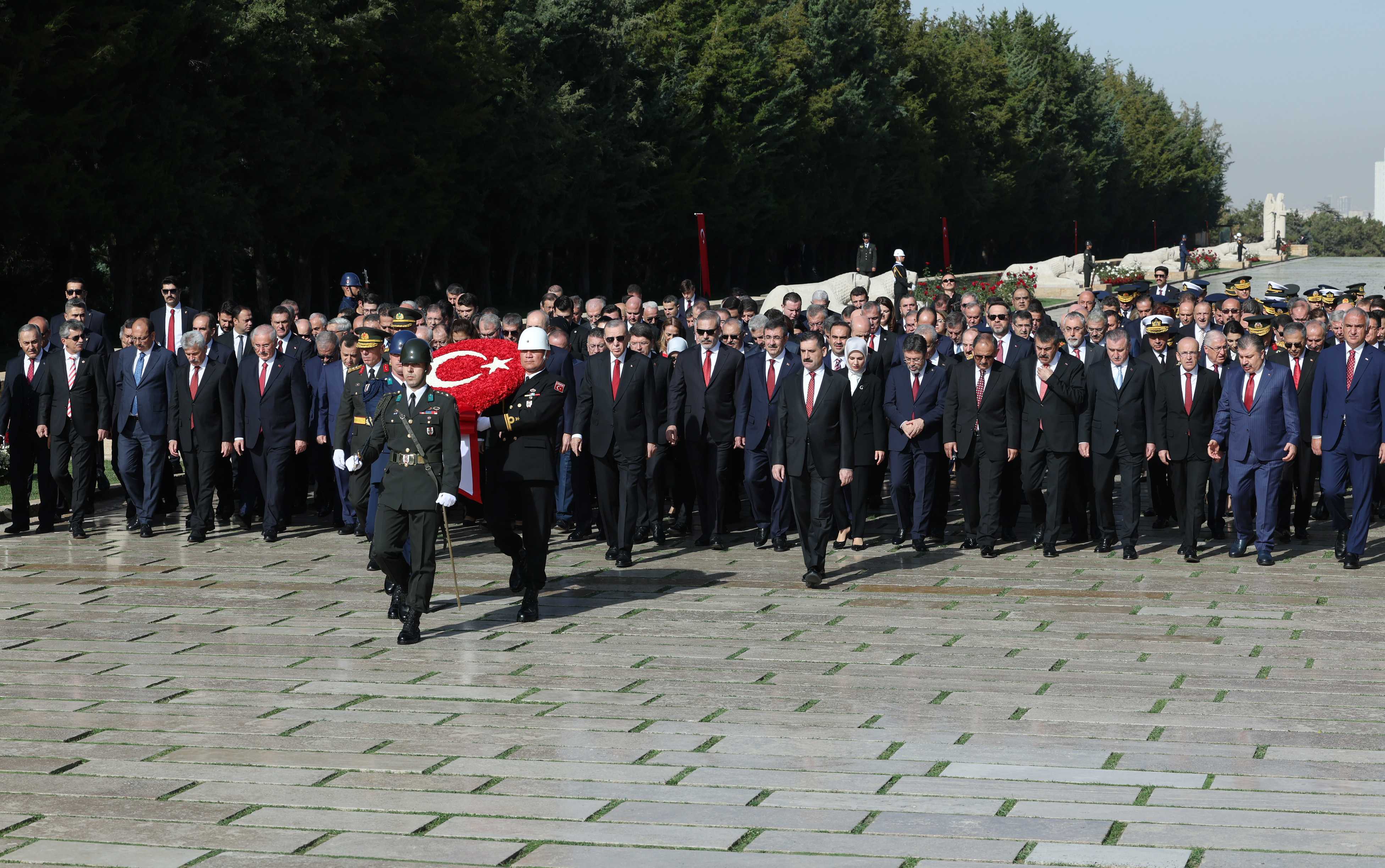 Cumhuriyet'in 100. Yılında Cumhurbaşkanı Erdoğan ve Devlet Erkanı Anıtkabir'de 1 AA 20231029 32558105 32558101 CUMHURBASKANI ERDOGAN BASKANLIGINDAKI DEVLET ERKANI ANITKABIRI ZIYARET ETTI
