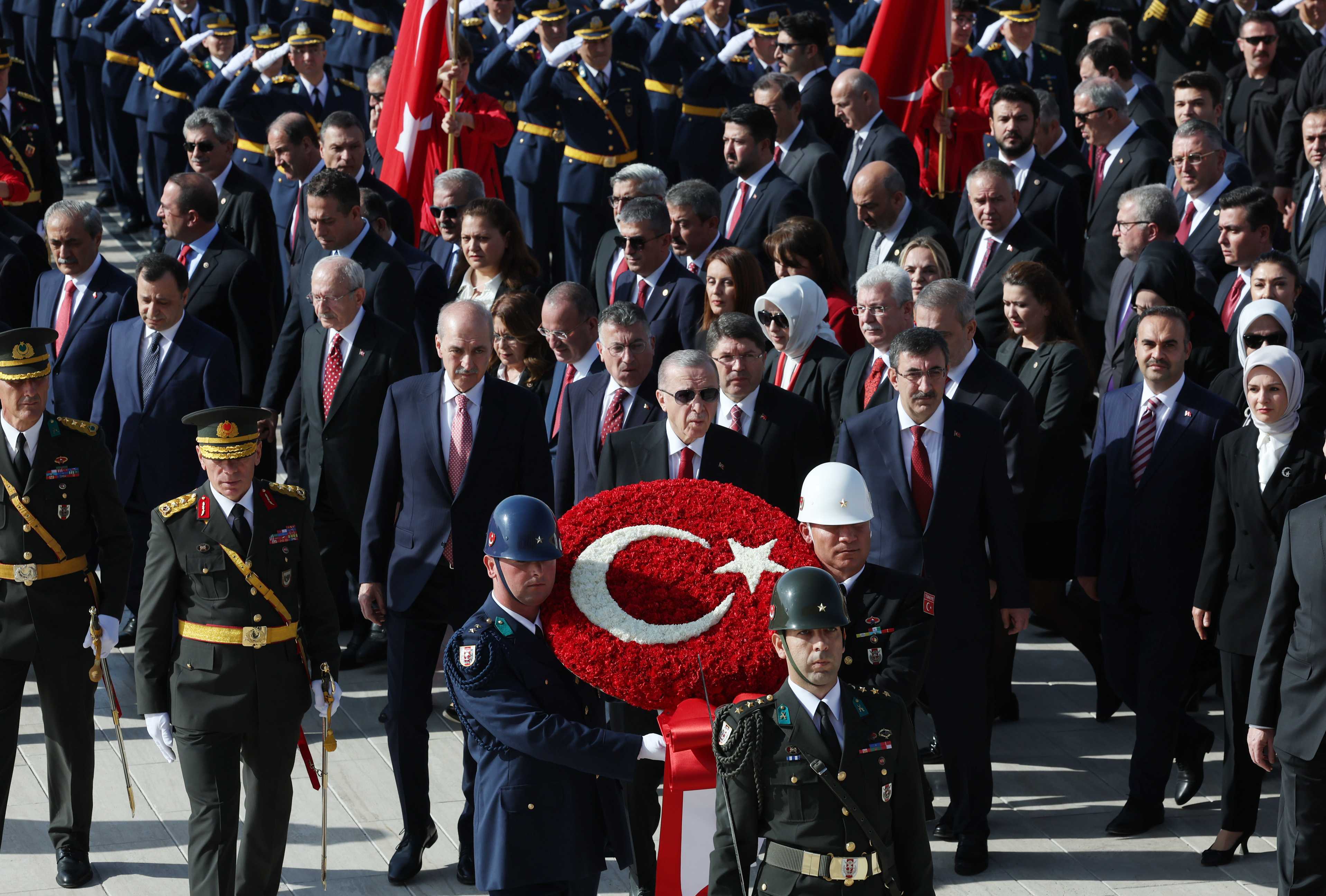 Cumhuriyet'in 100. Yılında Cumhurbaşkanı Erdoğan ve Devlet Erkanı Anıtkabir'de 6 AA 20231029 32558105 32558102 CUMHURBASKANI ERDOGAN BASKANLIGINDAKI DEVLET ERKANI ANITKABIRI ZIYARET ETTI