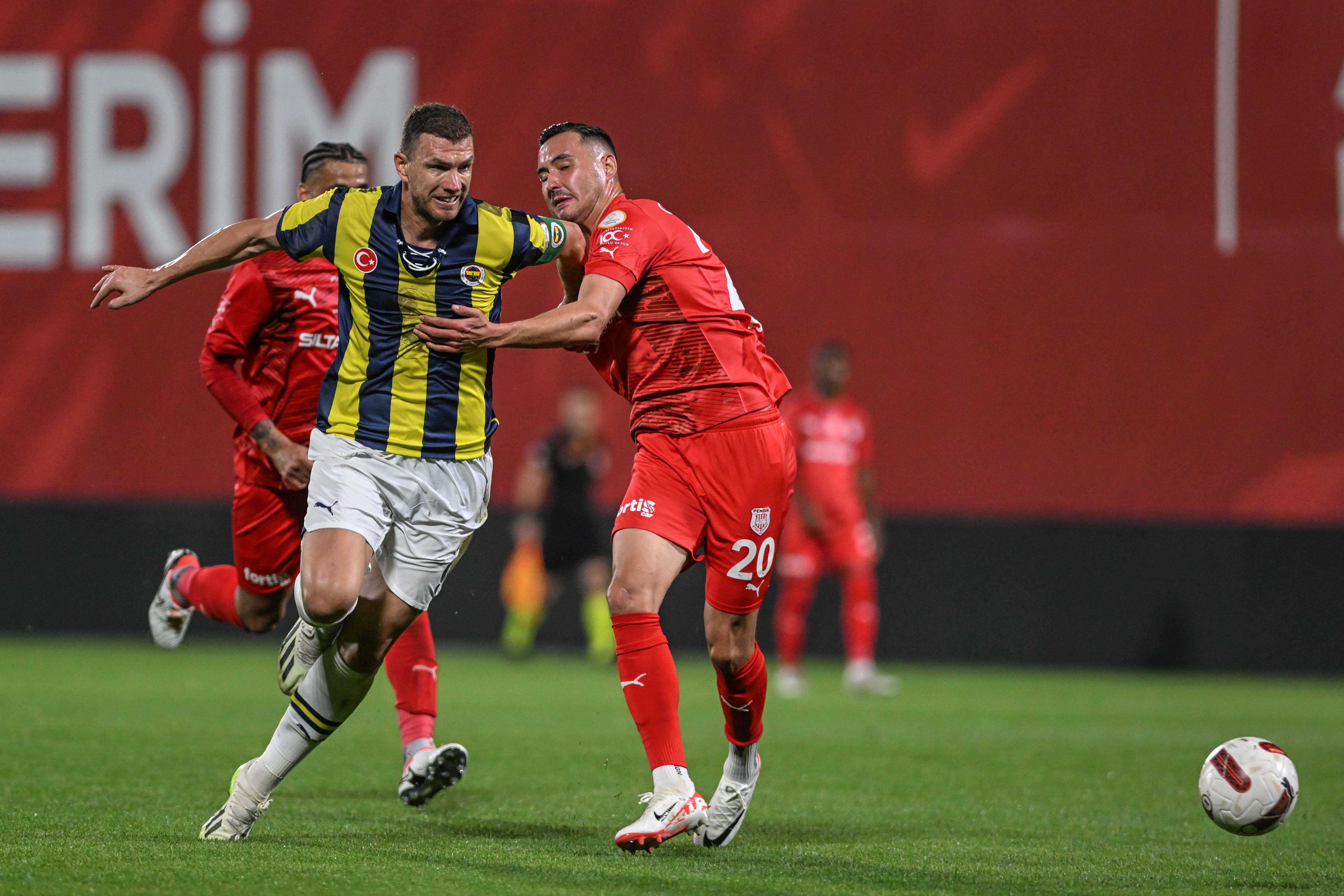 Dzeko'nun Hat-Trick Şovu: Fenerbahçe, Pendikspor'u 5-0 Yendi! 6 AA 20231029 32568155 32568152 SILTAS YAPI PENDIKSPOR FENERBAHCE