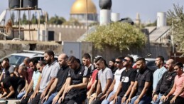 Mescid-i Aksa’da Namaz Kılan Filistinlilere Gaz Bombasıyla Müdahale Etti!