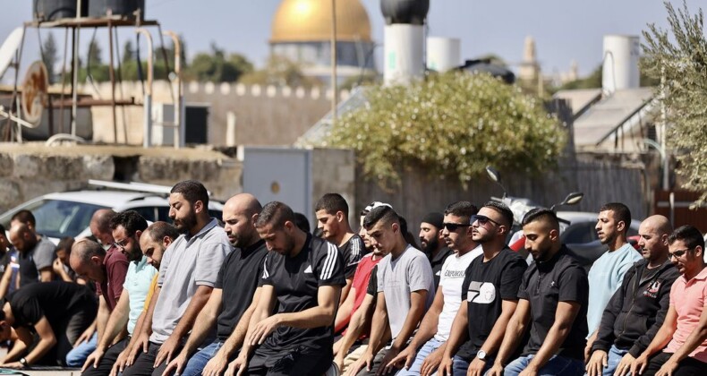 Mescid-i Aksa’da Namaz Kılan Filistinlilere Gaz Bombasıyla Müdahale Etti!
