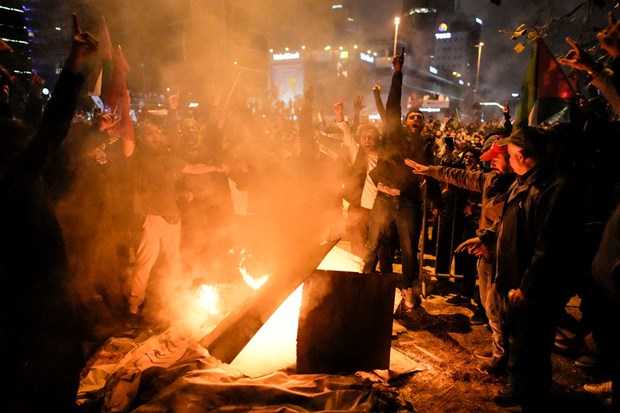 İstanbul'da İsrail Protestosu: Konsolosluk Önünde Tansiyon Yükseldi! 3 F8rY6sEXQAAod7X
