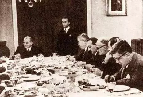 "Efendiler, Yarın Cumhuriyet'i İlan Edeceğiz!" 4 Gd0ju 1698492315 5342.jpg