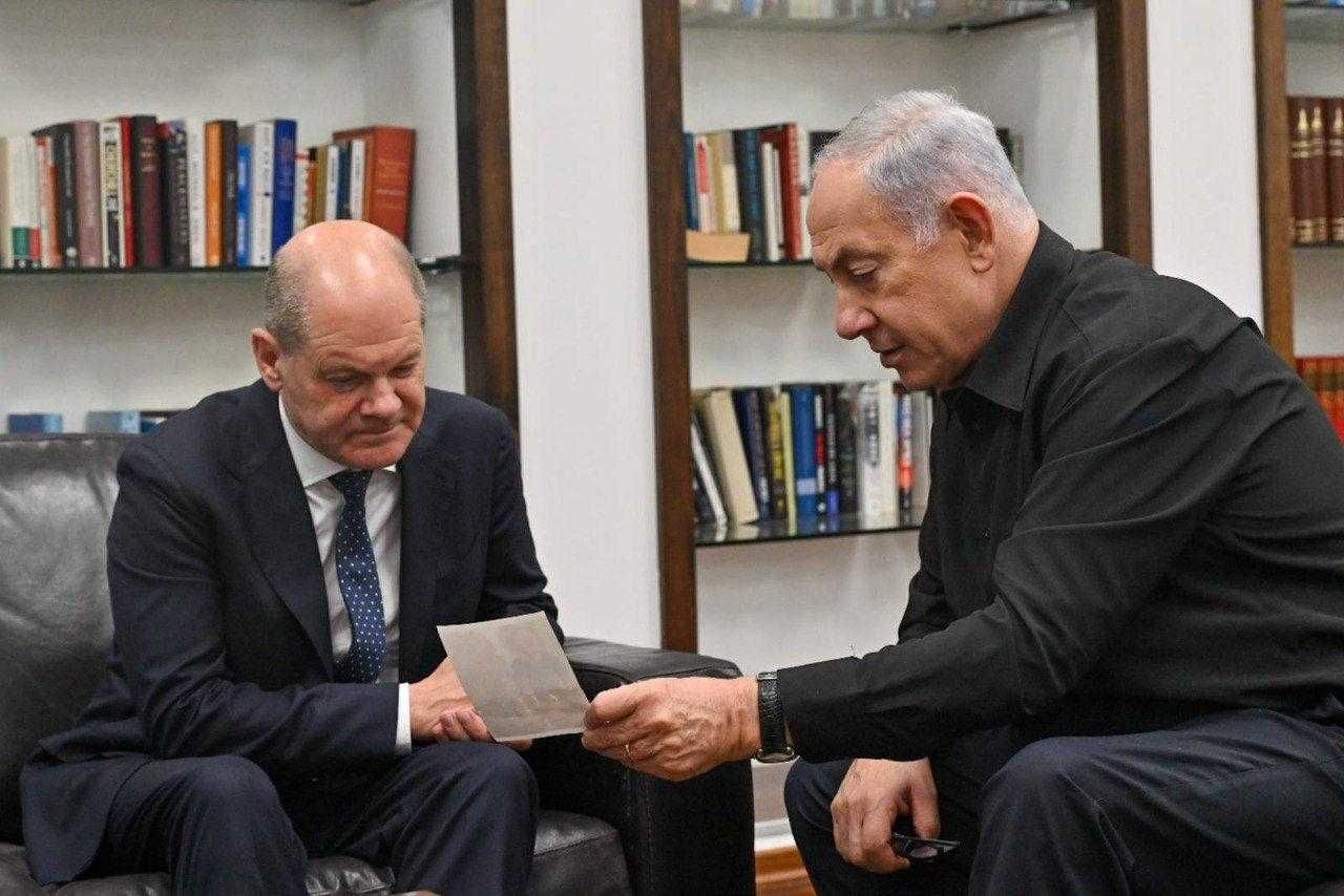 Alman Başbakanı Scholz, İsrail'den Ayrılmak Üzereyken Sirenler Çalınca Yere Yattı 1 almanya basbakani scholz israilden ayrilmak uzereyken sirenler calinca yere yatti 1 SXsDwlwI