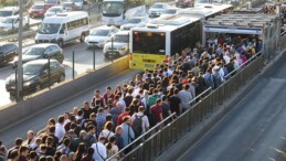 İstanbul’da Metrobüs Duraklarında Yoğunluk Kaosu