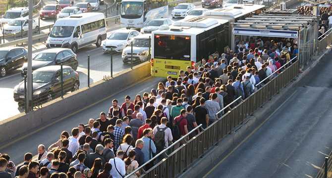İstanbul’da Metrobüs Duraklarında Yoğunluk Kaosu