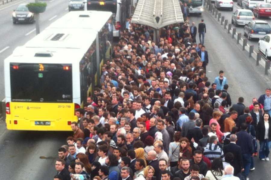 İstanbul'da Metrobüs Duraklarında Yoğunluk Kaosu 1 altunizadedeki metrobus duraginda izdiham adim atmakta zorlanan halk isyan etti h1667302592 a14c65
