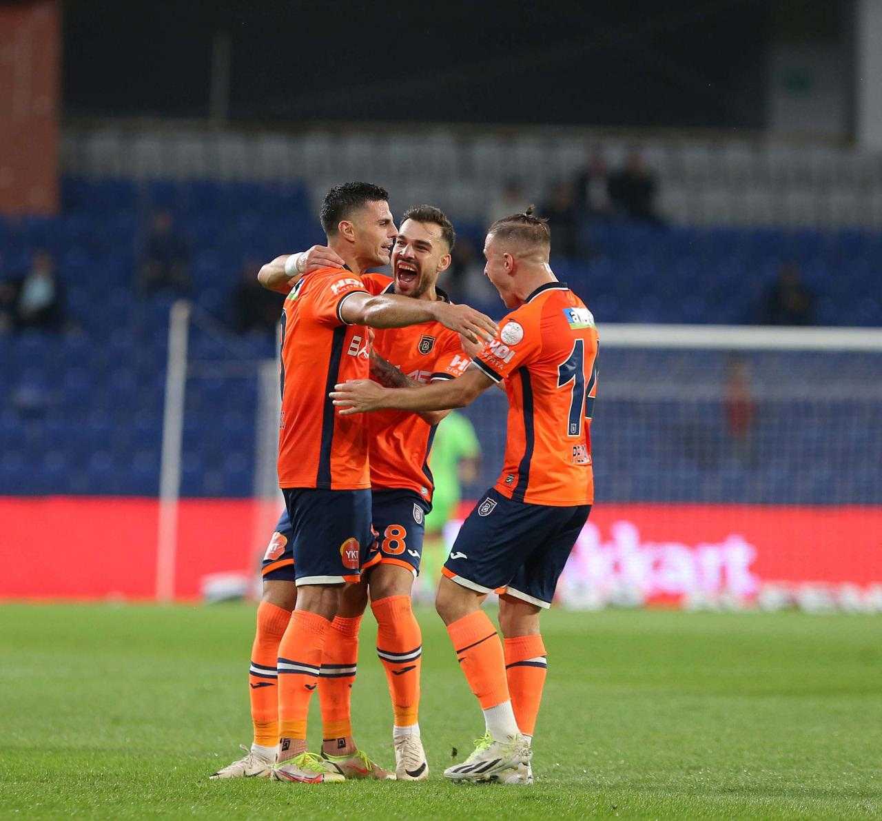 basaksehir nefes aldi gaziantep fkyi 2 golle gectiler 2 qhZcNuzN