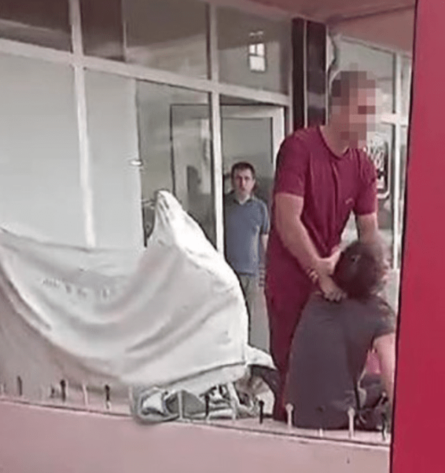Denizli'de Sokakta Eş Dehşeti: Vatandaşlar Müdahale Etti! 3 eski esini bicaklayan kocaya vatandas ve esnaftan 16437660 6329 m