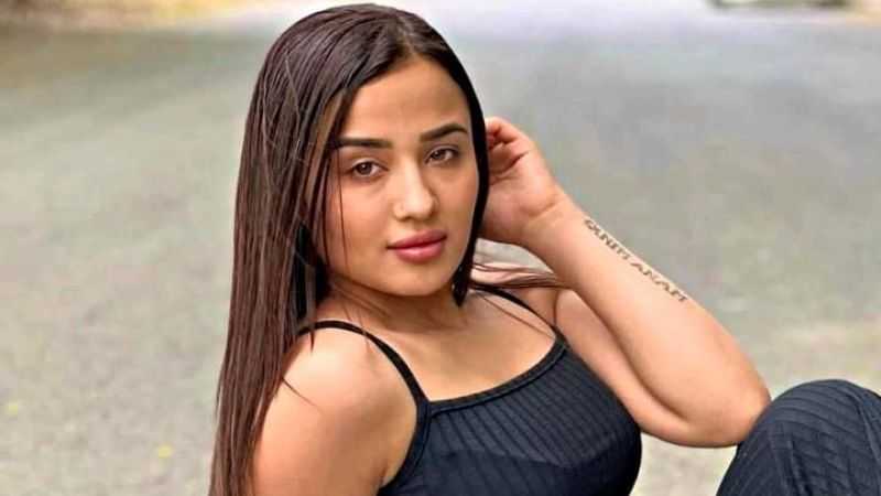 melek azad poz 1698247377