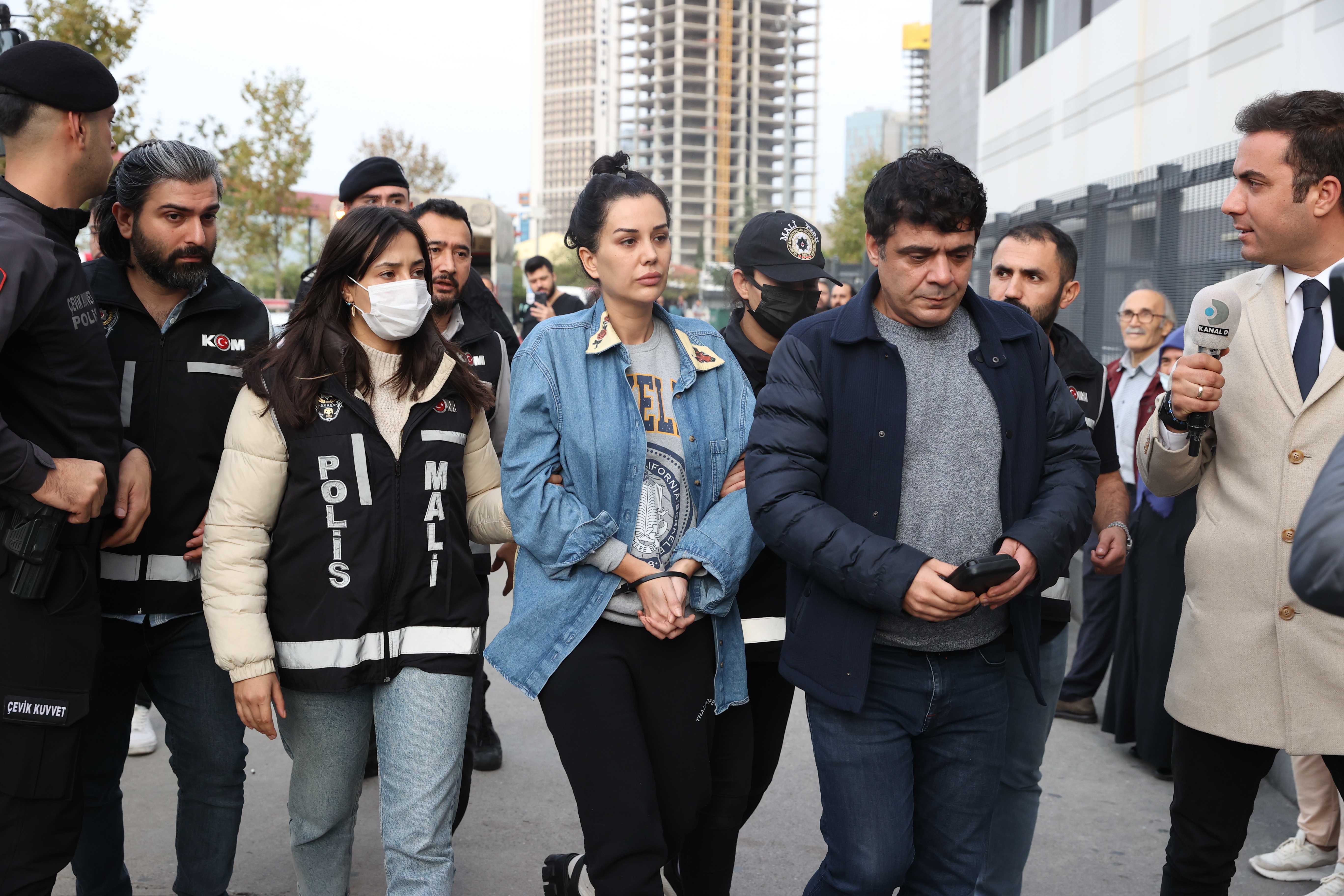 Dilan Polat ve Sıla Doğu'nun Sabıka Kayıtları Ortaya Çıktı! 8 AA 20231104 32644264 32644261 DILAN POLAT VE ENGIN POLAT SORUSTURMASINDA 18 SUPHELI ADLIYEYE SEVK EDILDI 1 1