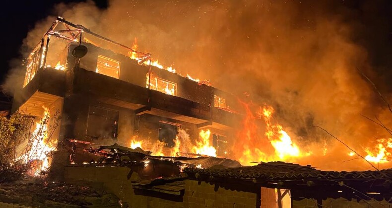 Amasya’da Büyük Yangın: Bir Ev, Ahır ve Yüzlerce Saman Balyası Kül Oldu