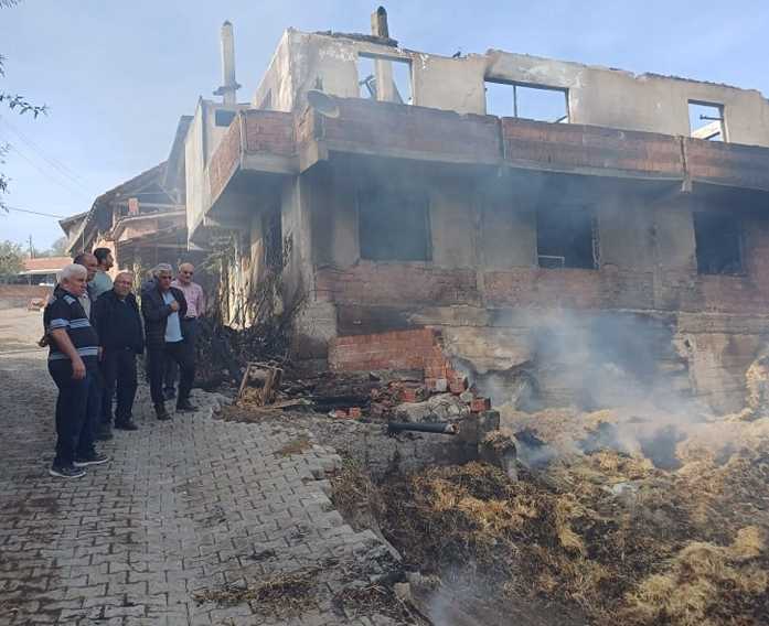 Amasya'da Büyük Yangın: Bir Ev, Ahır ve Yüzlerce Saman Balyası Kül Oldu 1 AA 20231106 32697549 32697548 AMASYADA CIKAN YANGINDA BIR EV AHIR VE 400 SAMAN BALYASI YANDI