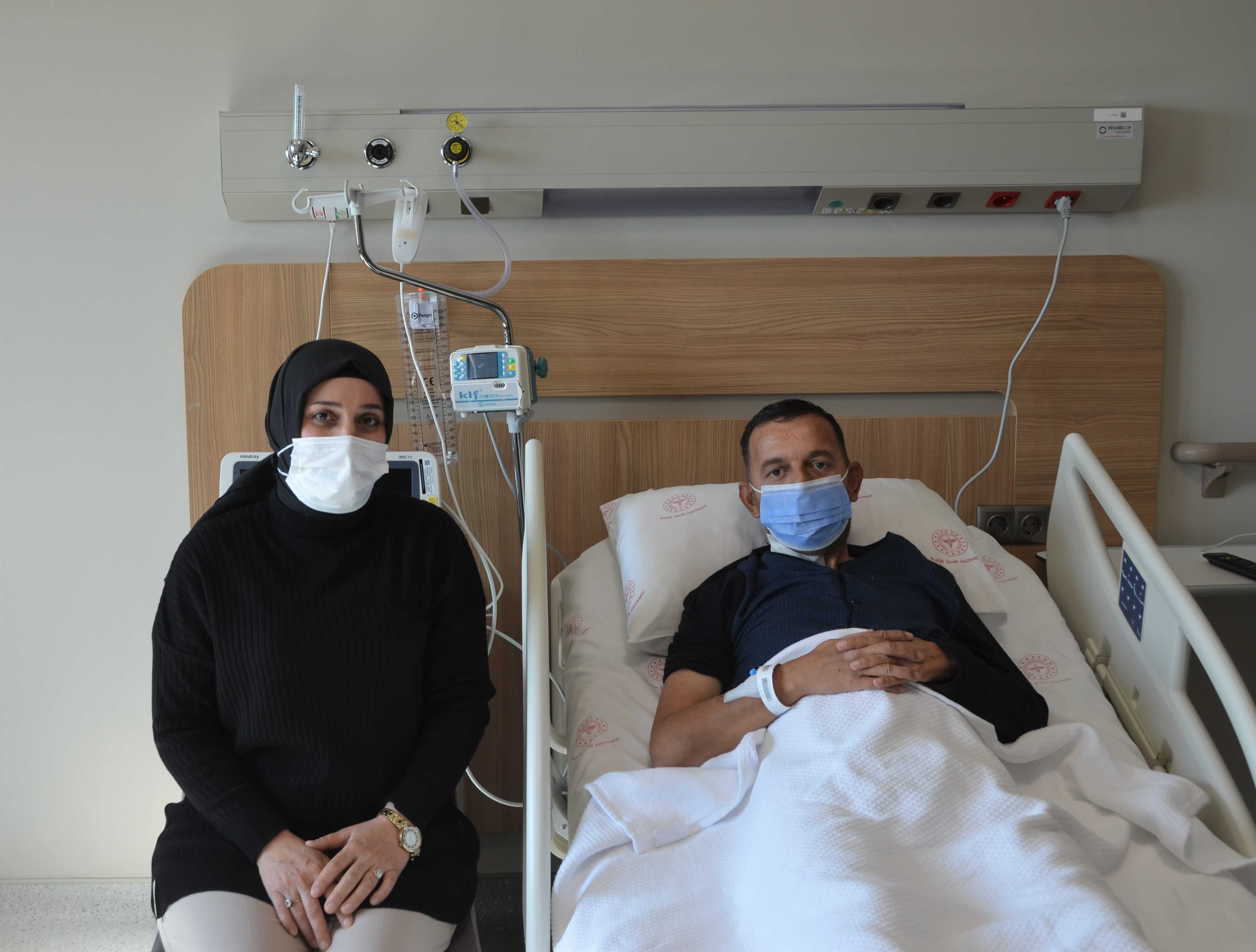AA 20231107 32710234 32710230 BURSADA IKI HASTADAN BIRI KARDESININ DIGERI ESININ BOBREGIYLE SAGLIGINA KAVUSTU