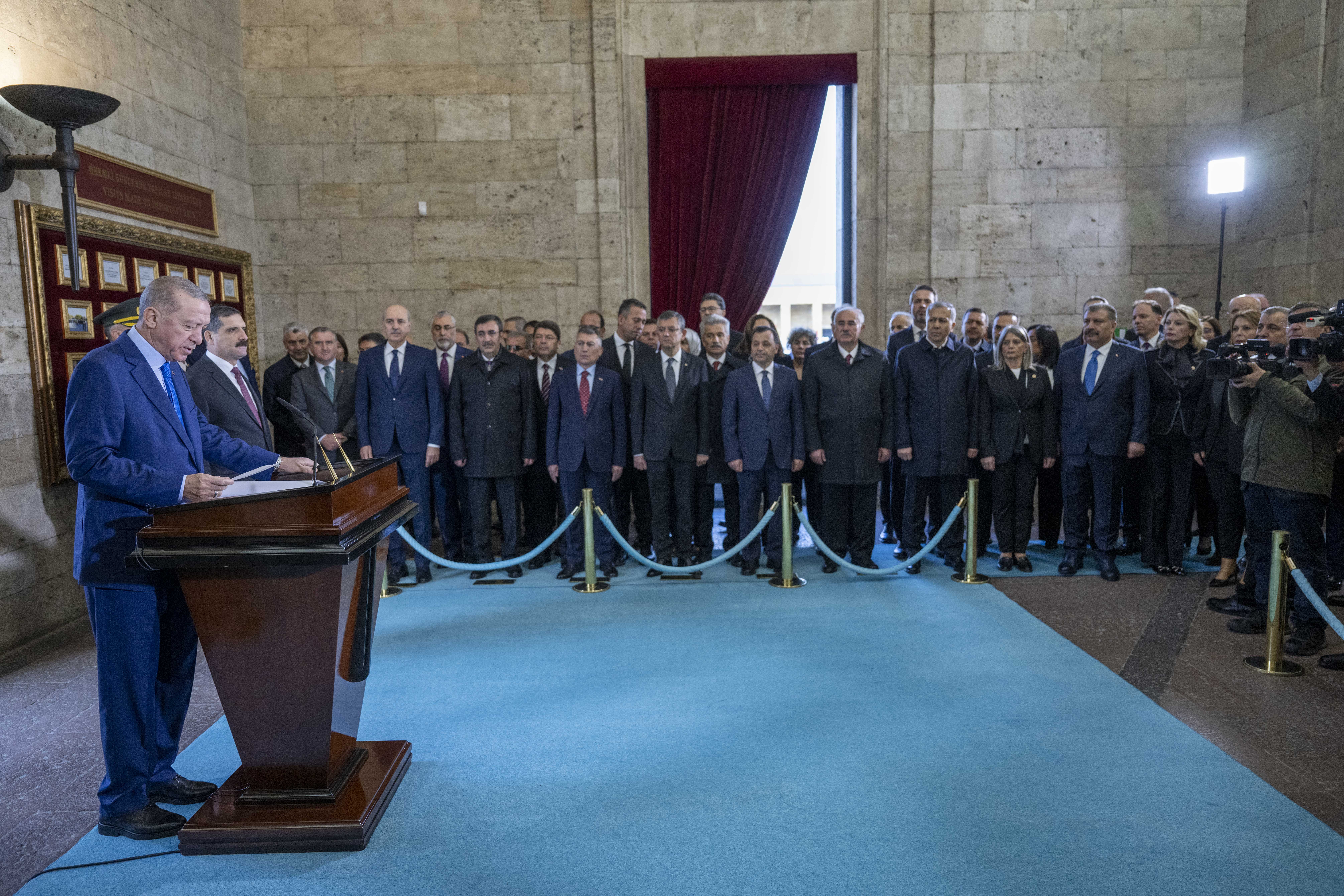 AA 20231110 32780886 32780876 BUYUK ONDER ATATURK ICIN ANITKABIRDE DEVLET TORENI DUZENLENDI