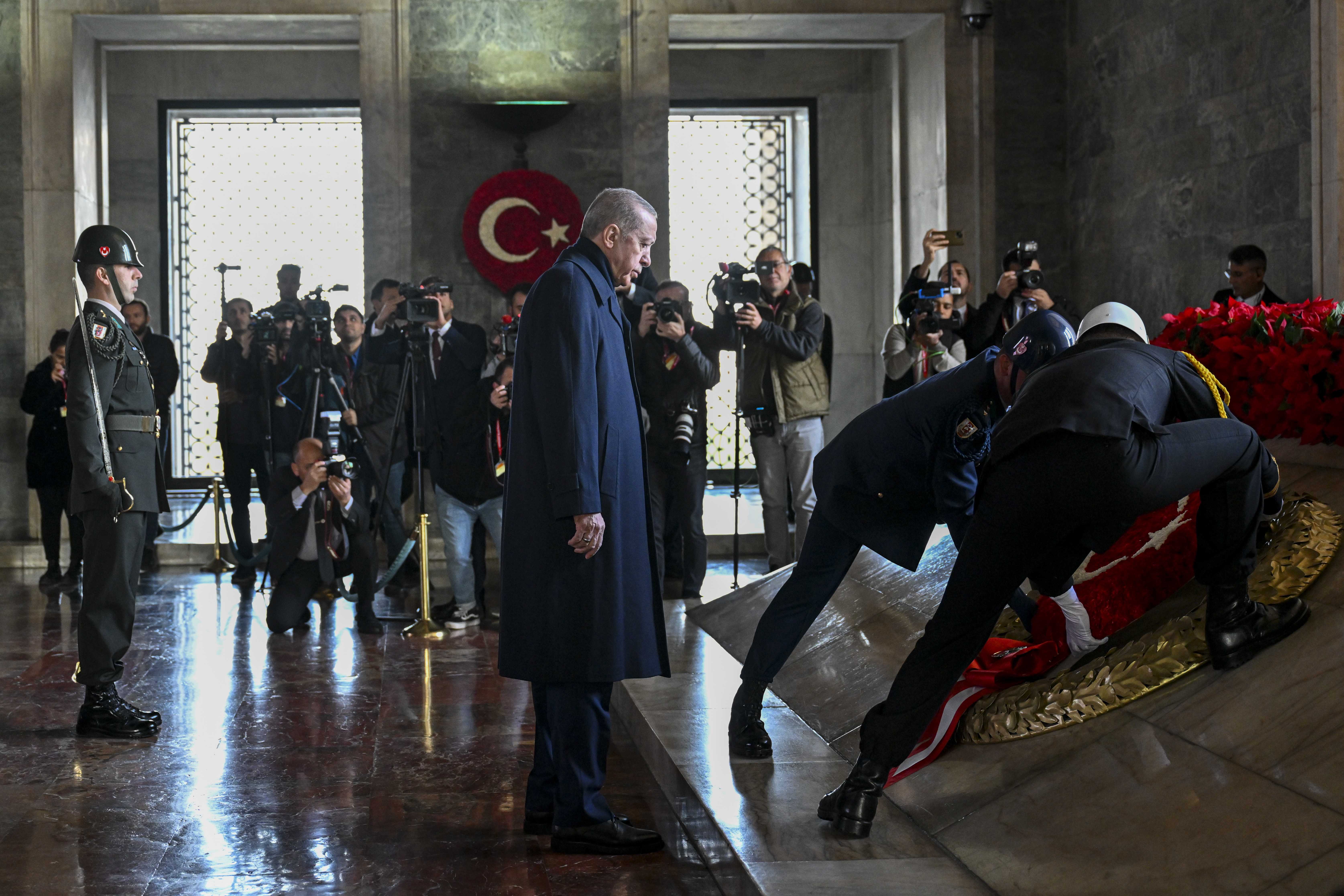AA 20231110 32781244 32781233 BUYUK ONDER ATATURK ICIN ANITKABIRDE DEVLET TORENI DUZENLENDI