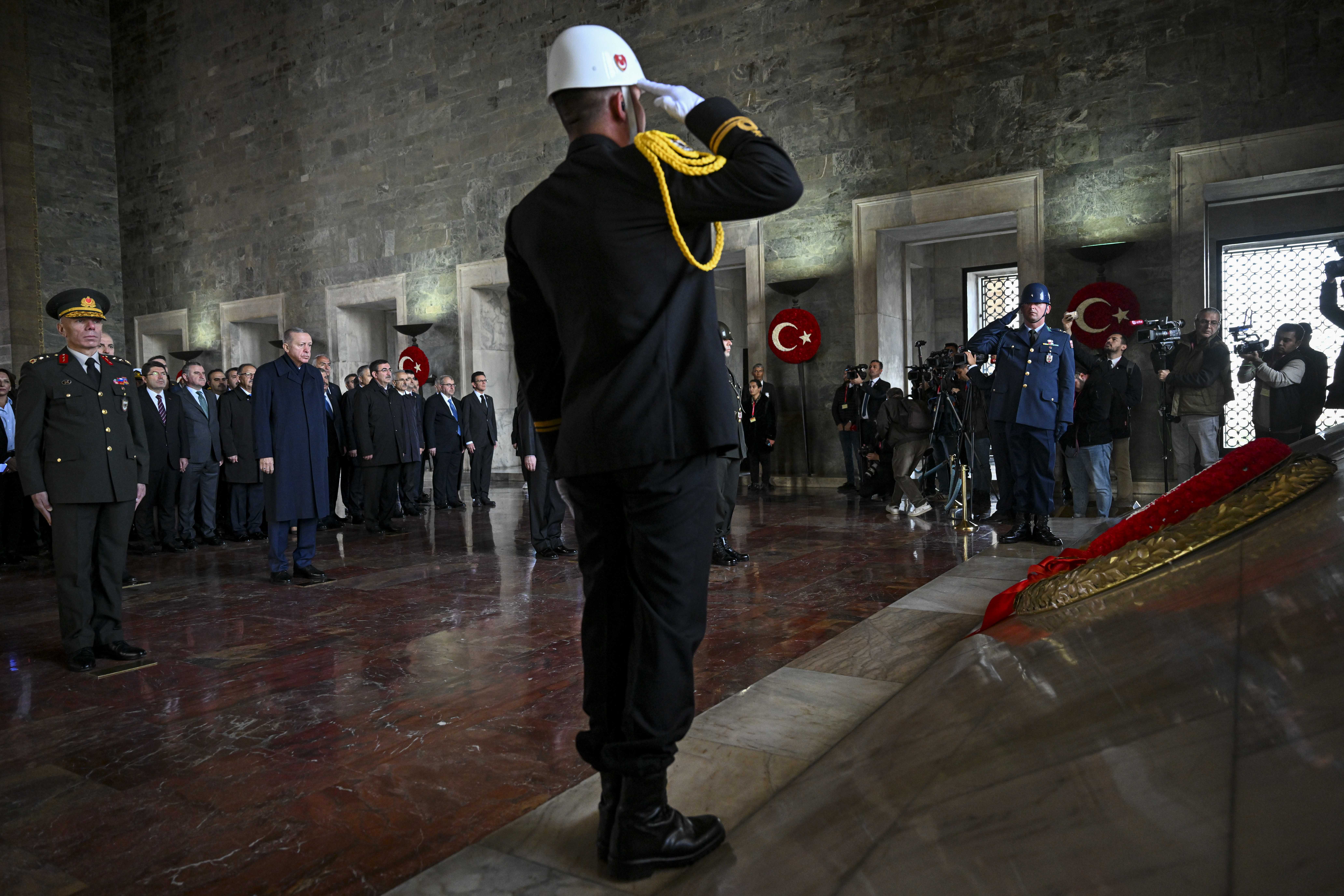 AA 20231110 32781244 32781237 BUYUK ONDER ATATURK ICIN ANITKABIRDE DEVLET TORENI DUZENLENDI