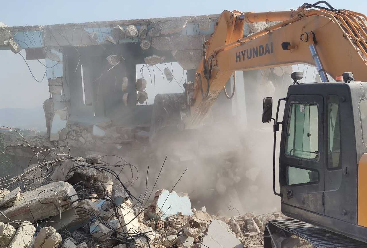 Hatay'da 4 Ev Kontrollü Bir Şekilde Yıkıldı! 2 AA 20231110 32788237 32788232 HATAYDA DEPREMLERDE AGIR HASAR ALAN MUSTAKIL 4 EV KONTROLLU YIKILDI