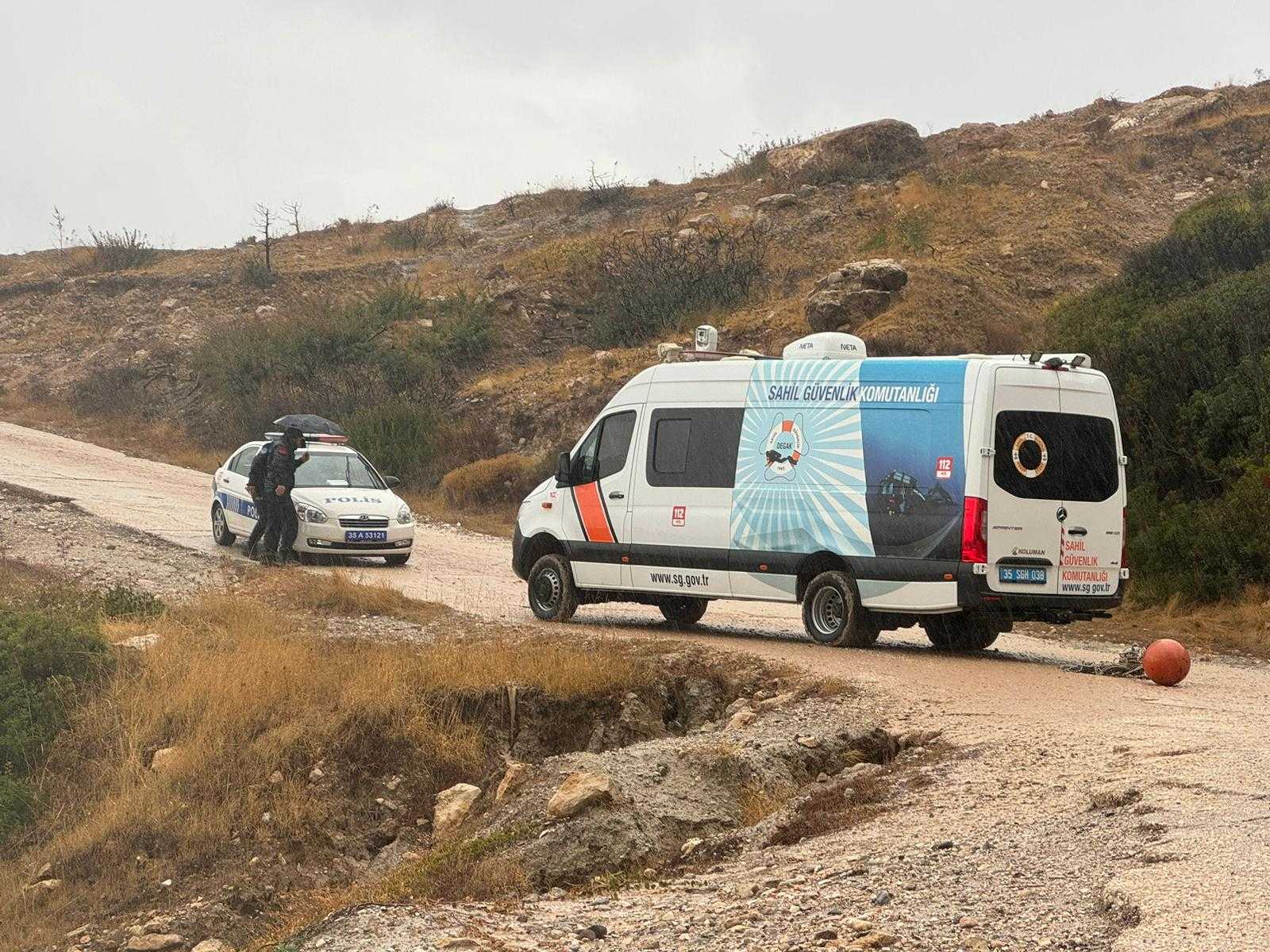 İzmir Çeşme'de Facia: 5 Düzensiz Göçmen Hayatını Kaybetti 4 AA 20231113 32850467 32850461 IZMIR CESMEDE BATAN LASTIK BOTTAKI 5 DUZENSIZ GOCMEN OLDU