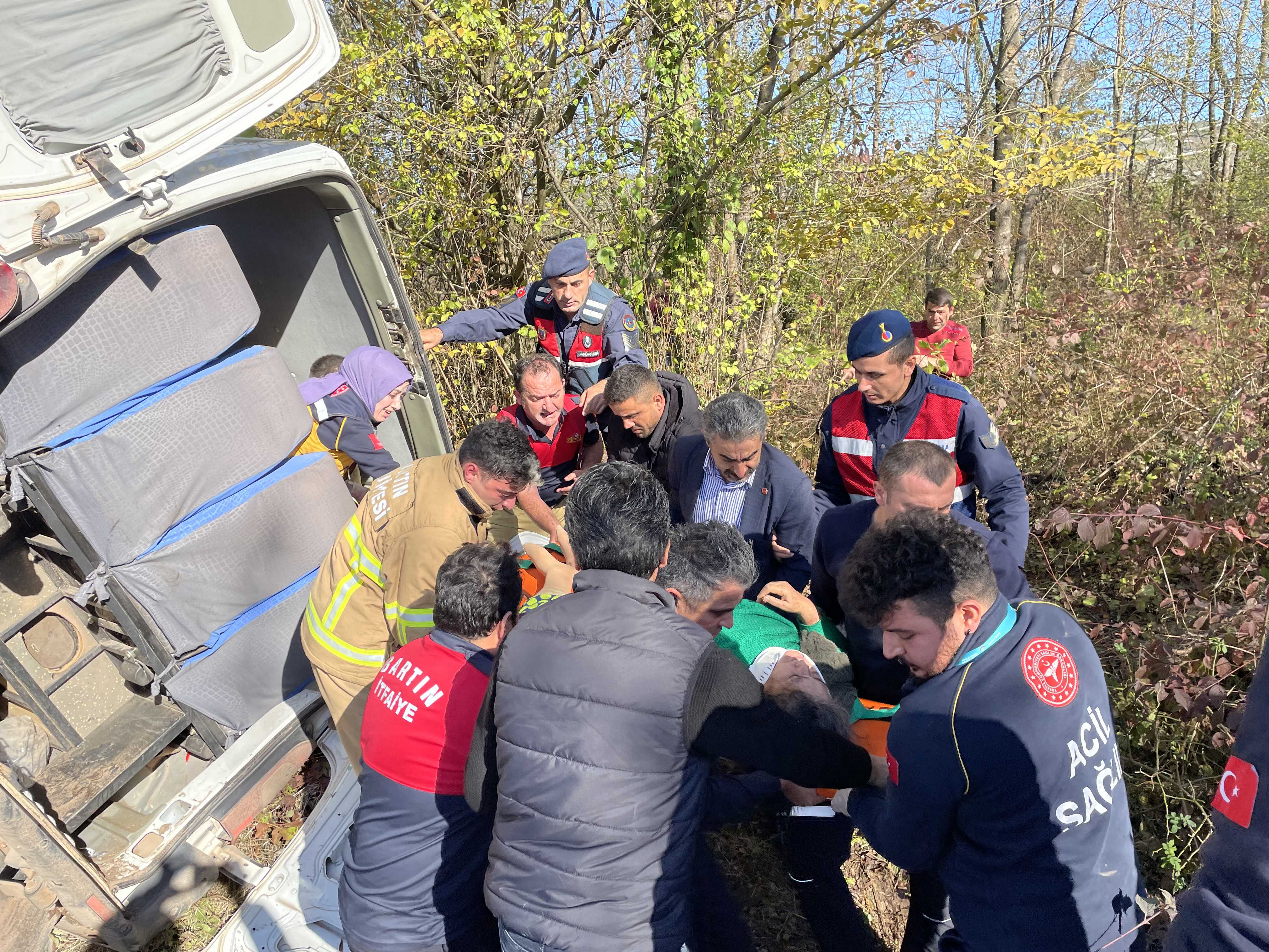Bartın'da Minibüs Kazası: 3'ü Ağır 11 Yaralı 2 AA 20231114 32871551 32871549 BARTINDA YOLCU MINIBUSUN DEVRILMESI SONUCU 11 KISI YARALANDI