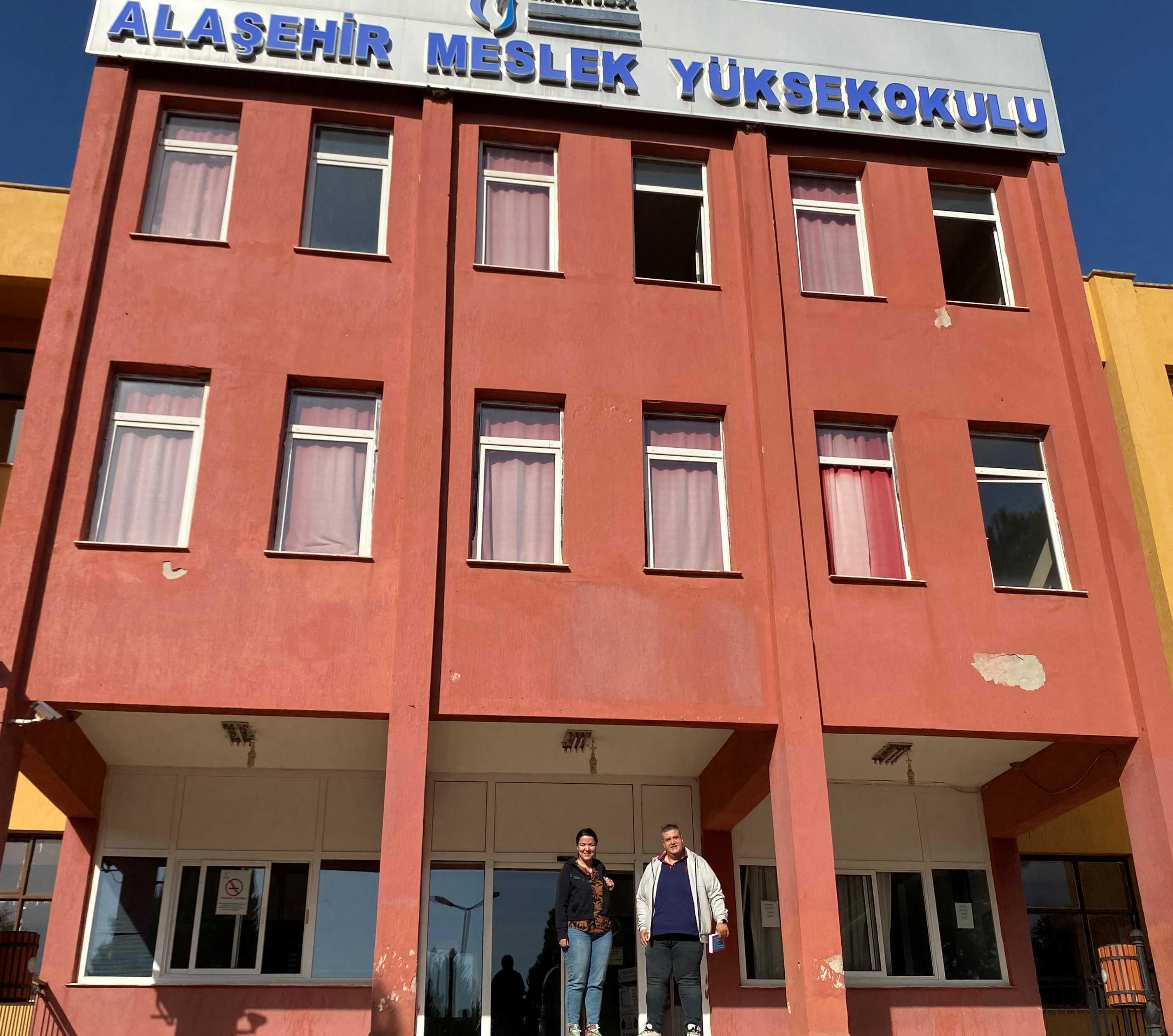 AA 20231114 32872085 32872084 ALASEHIRLI KARI KOCA 40 YASINDAN SONRA YUKSEKOKULLU OLDU