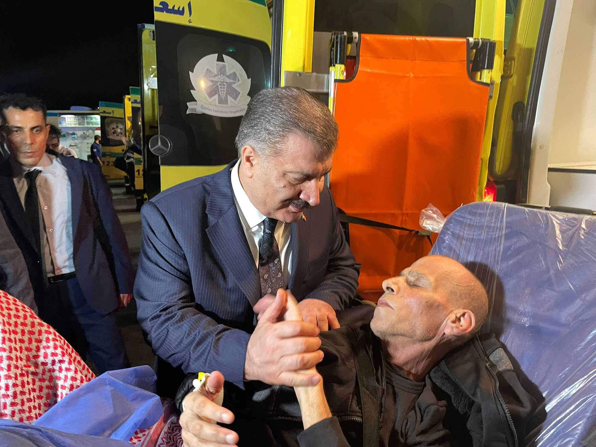 AA 20231115 32900926 32900919 SAGLIK BAKANI KOCA GAZZELI HASTALARIN GETIRILDIGI EL ARIS HAVALIMANINDA