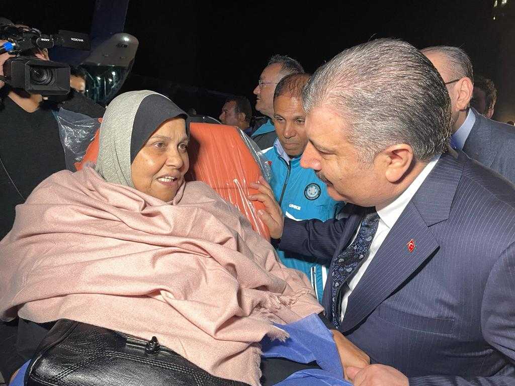 AA 20231115 32900926 32900920 SAGLIK BAKANI KOCA GAZZELI HASTALARIN GETIRILDIGI EL ARIS HAVALIMANINDA