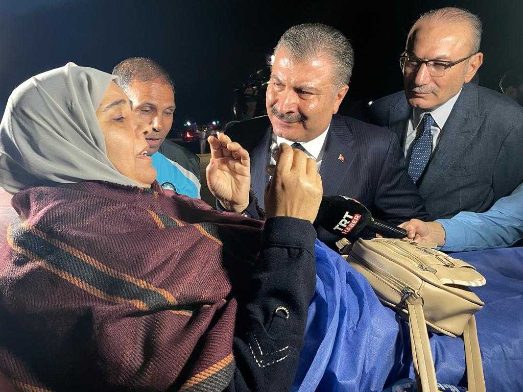 AA 20231115 32900926 32900922 SAGLIK BAKANI KOCA GAZZELI HASTALARIN GETIRILDIGI EL ARIS HAVALIMANINDA