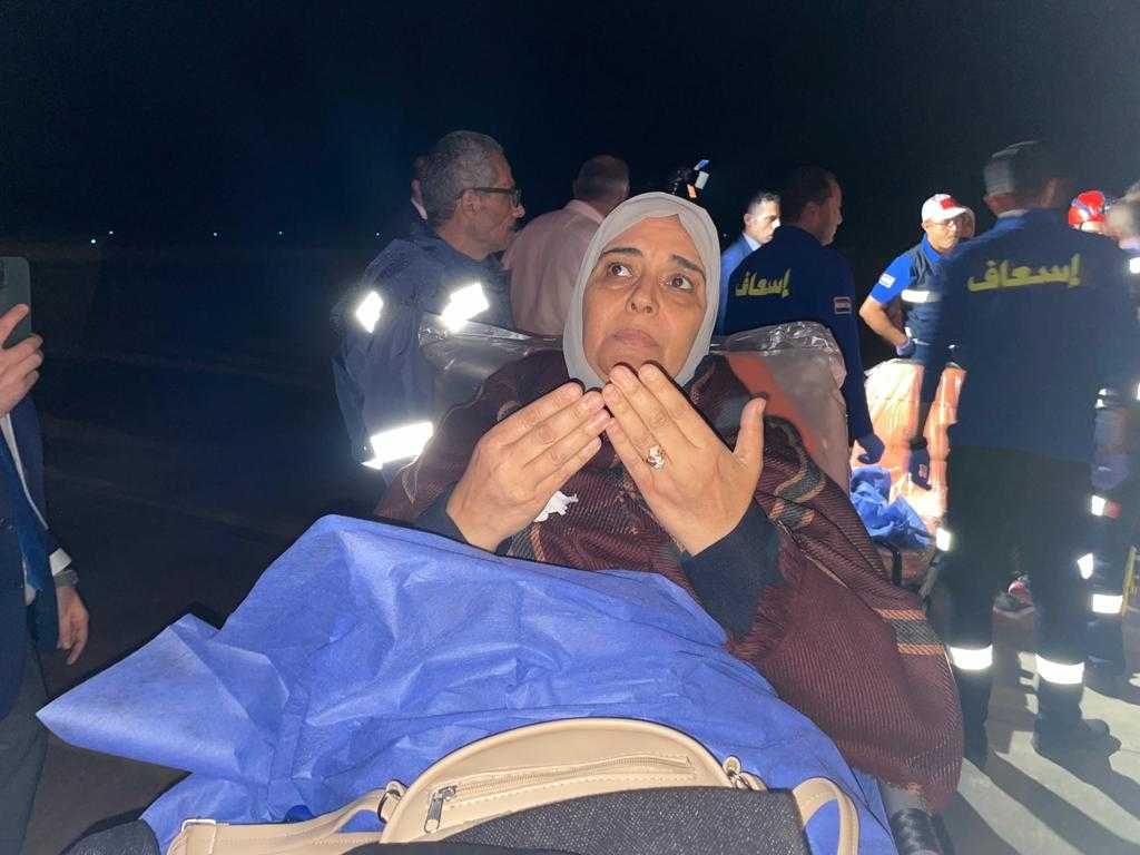 AA 20231115 32900926 32900923 SAGLIK BAKANI KOCA GAZZELI HASTALARIN GETIRILDIGI EL ARIS HAVALIMANINDA