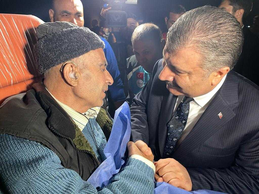 AA 20231115 32900926 32900924 SAGLIK BAKANI KOCA GAZZELI HASTALARIN GETIRILDIGI EL ARIS HAVALIMANINDA