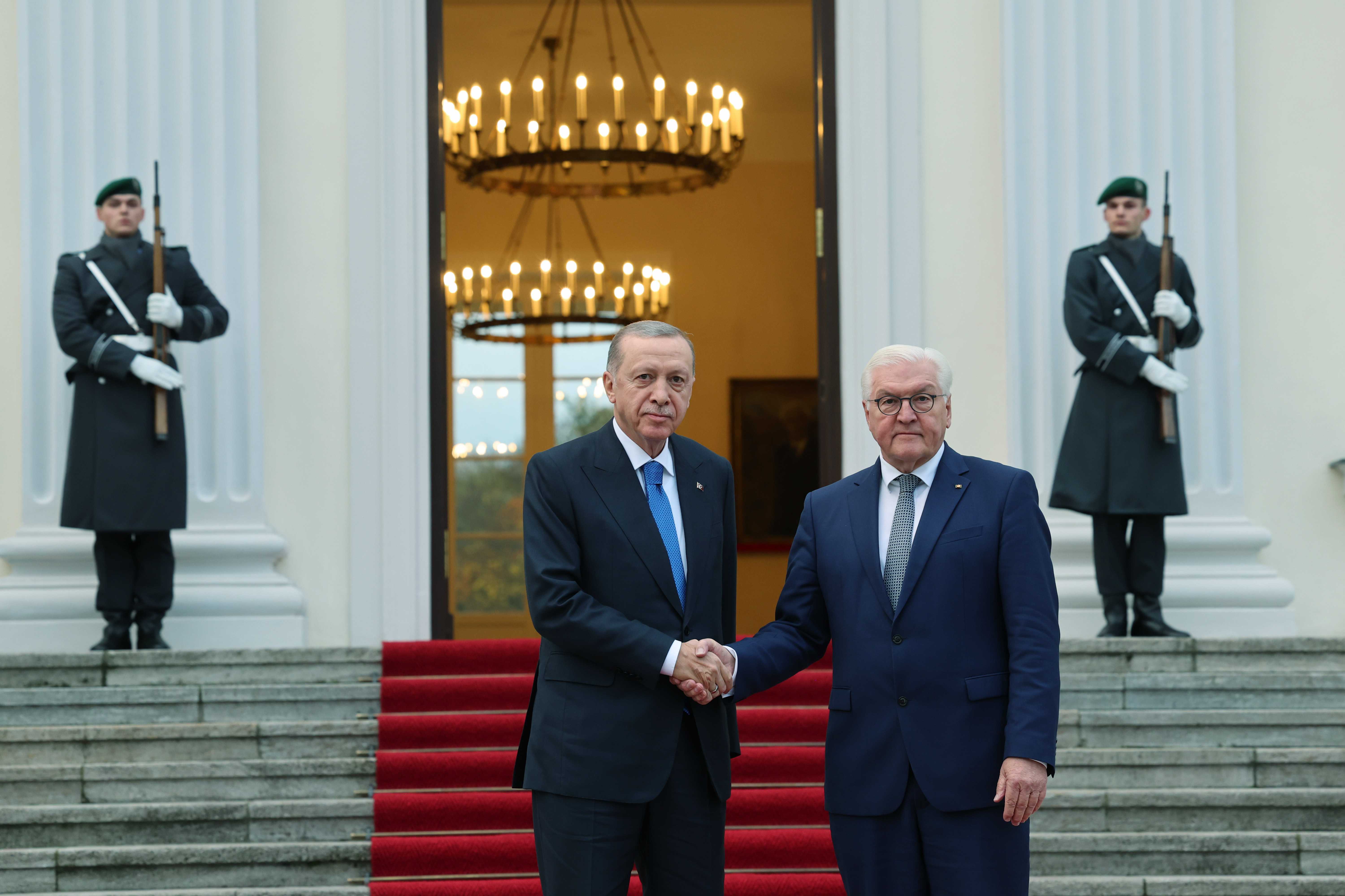 AA 20231117 32941252 32941245 CUMHURBASKANI ERDOGAN ALMANYA CUMHURBASKANI STEINMEIER ILE GORUSTU