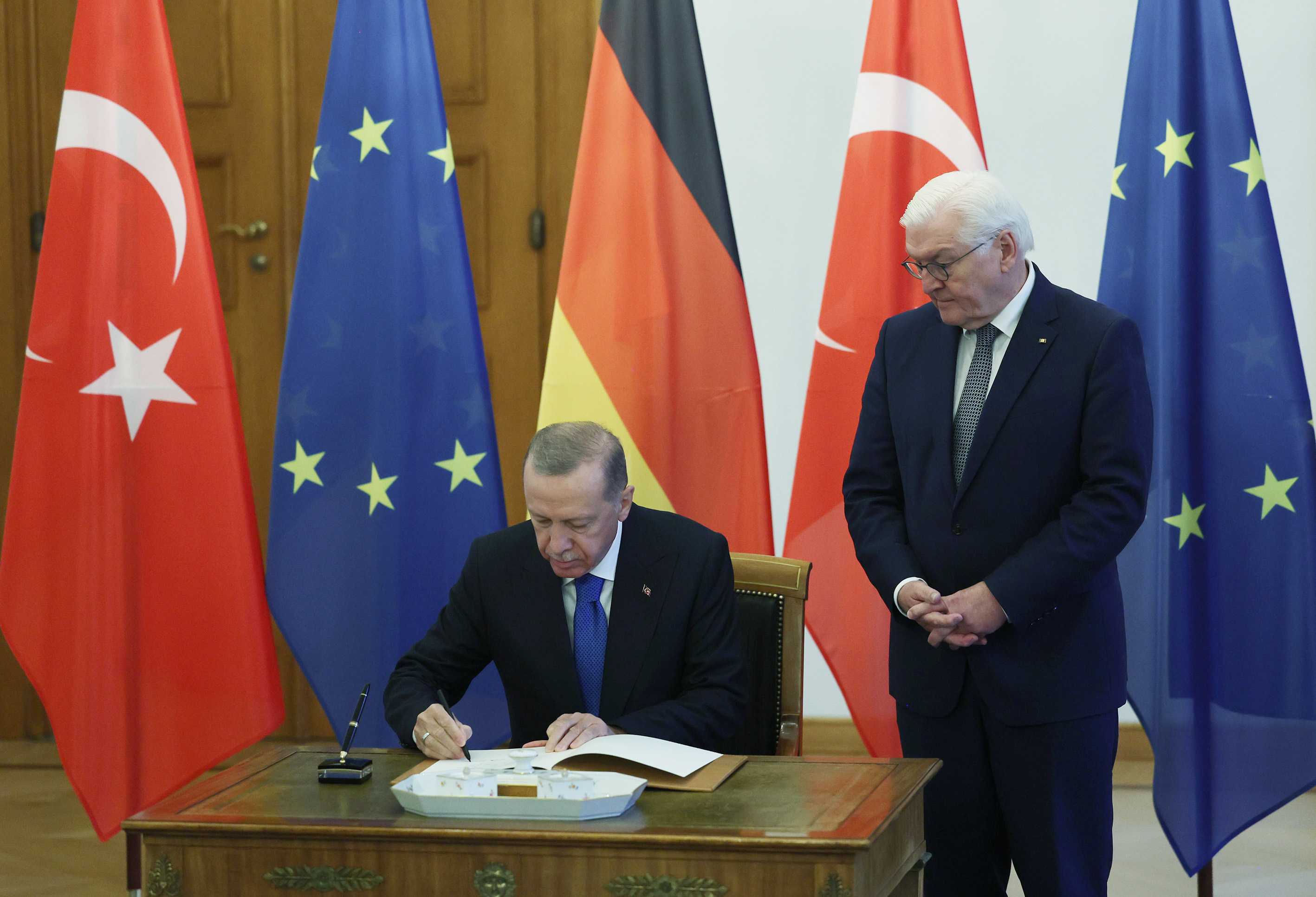 AA 20231117 32941252 32941247 CUMHURBASKANI ERDOGAN ALMANYA CUMHURBASKANI STEINMEIER ILE GORUSTU