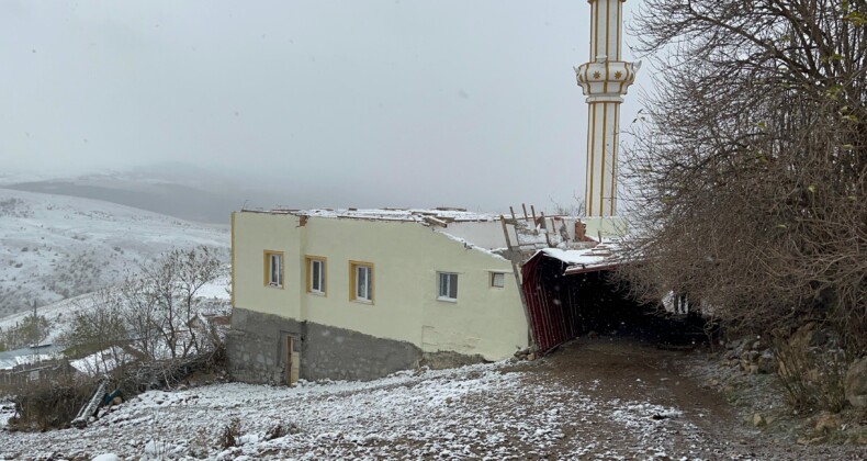 Çankırı’da Şiddetli Rüzgar Cami Çatısını Uçurdu!