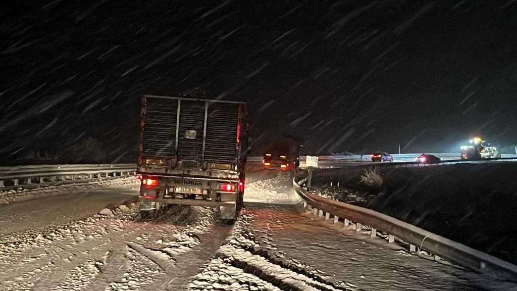 Erzurum'da Kop Dağı Geçidi'nde Yoğun Kar Yağışı ve Tipi 2 AA 20231119 32967411 32967409 KOP DAGI GECIDINDE KAR YAGISI VE TIPI ETKILI OLUYOR
