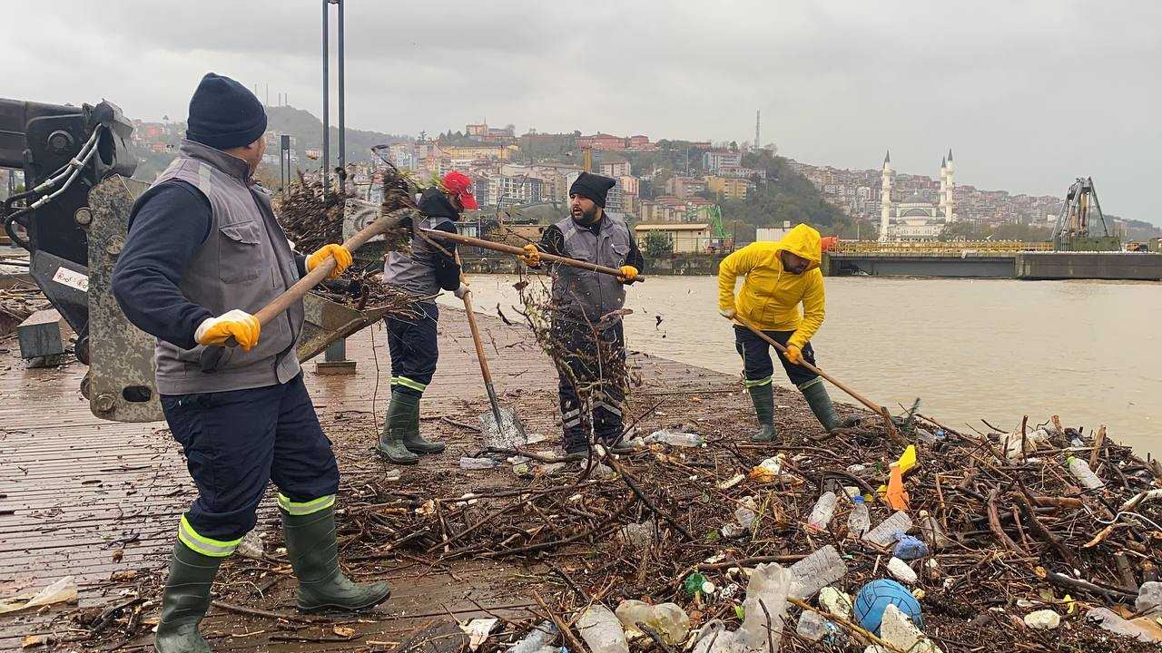 AA 20231120 32974339 32974334 ZONGULDAKTA SAGANAK VE FIRTINAYLA SURUKLENEN ATIKLAR LIMANDA KIRLILIK OLUSTURDU