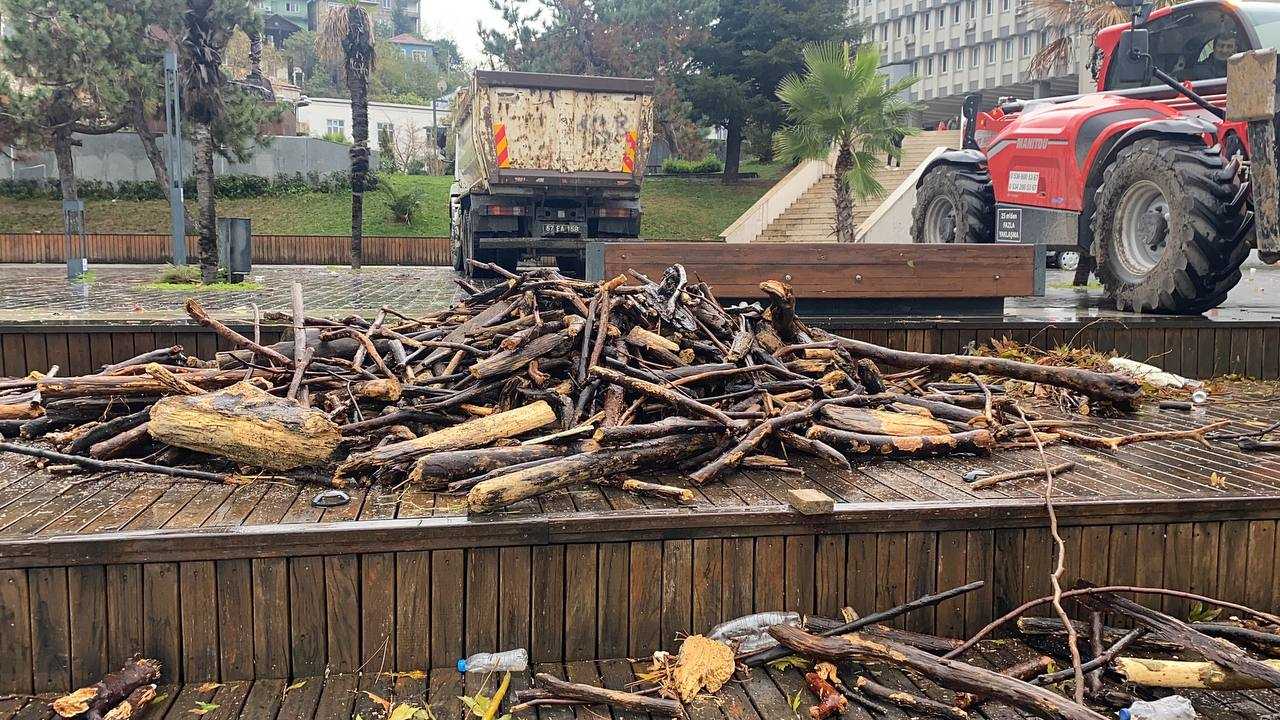 AA 20231120 32974339 32974336 ZONGULDAKTA SAGANAK VE FIRTINAYLA SURUKLENEN ATIKLAR LIMANDA KIRLILIK OLUSTURDU