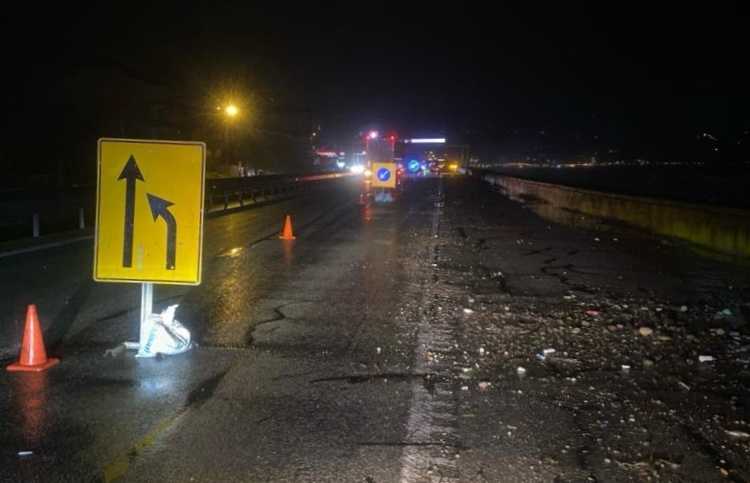 Giresun'da Fırtına Nedeniyle Sahil Yolunda Dev Çatlaklar 2 AA 20231120 32976015 32976013 GIRESUNDA DALGALAR NEDENIYLE KARA YOLUNDA COKME MEYDANA GELDI