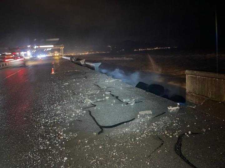 Giresun'da Fırtına Nedeniyle Sahil Yolunda Dev Çatlaklar 1 AA 20231120 32976015 32976014 GIRESUNDA DALGALAR NEDENIYLE KARA YOLUNDA COKME MEYDANA GELDI