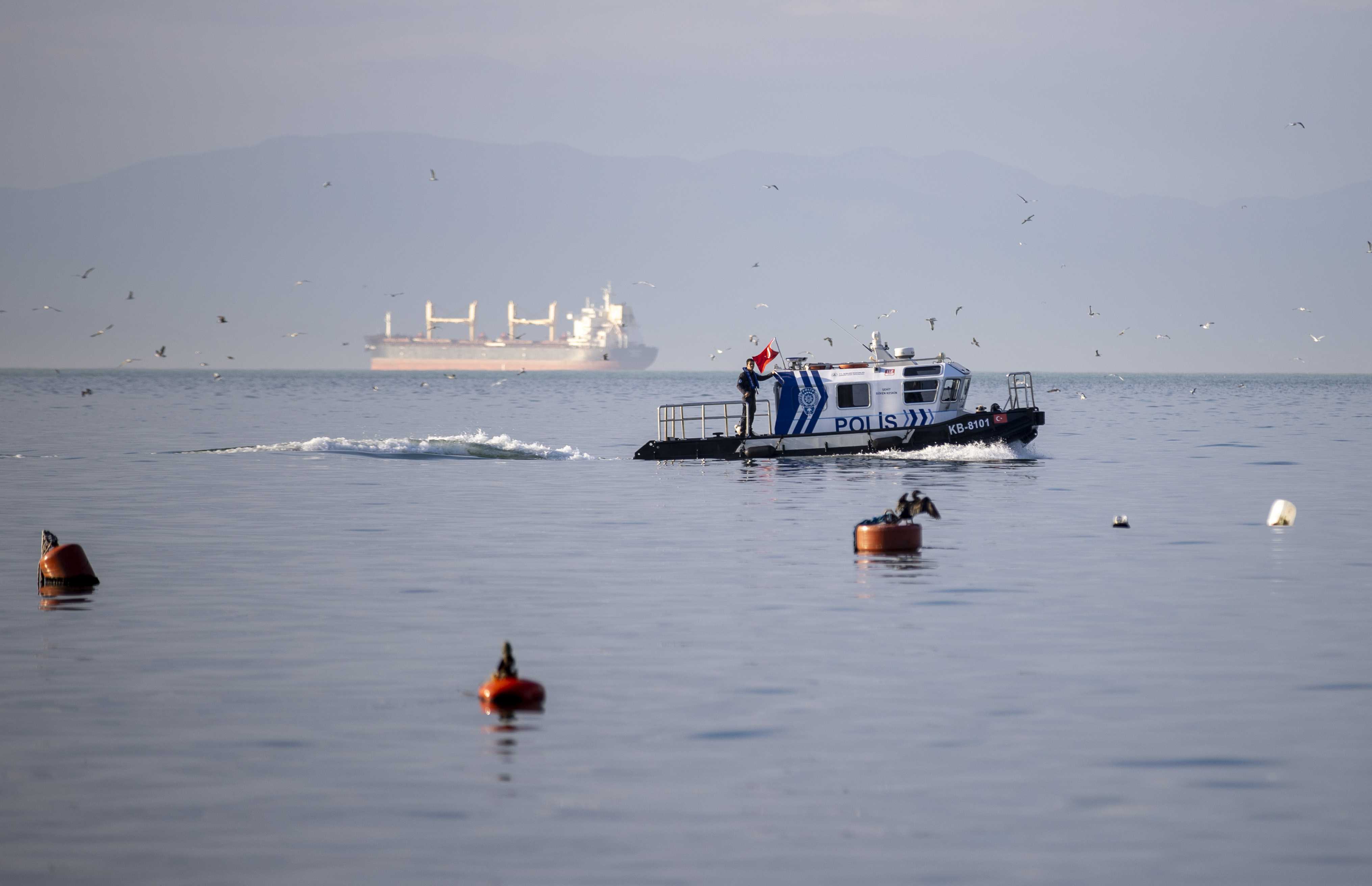 Zonguldak'ta Deniz Fırtınası Faciası: 3 Mürettebatın Cansız Bedenleri Bulundu 2 AA 20231124 33006610 33006604 ZONGULDAKTA BATAN GEMININ KAYIP 9 PERSONELINI ARAMA CALISMALARI SURUYOR