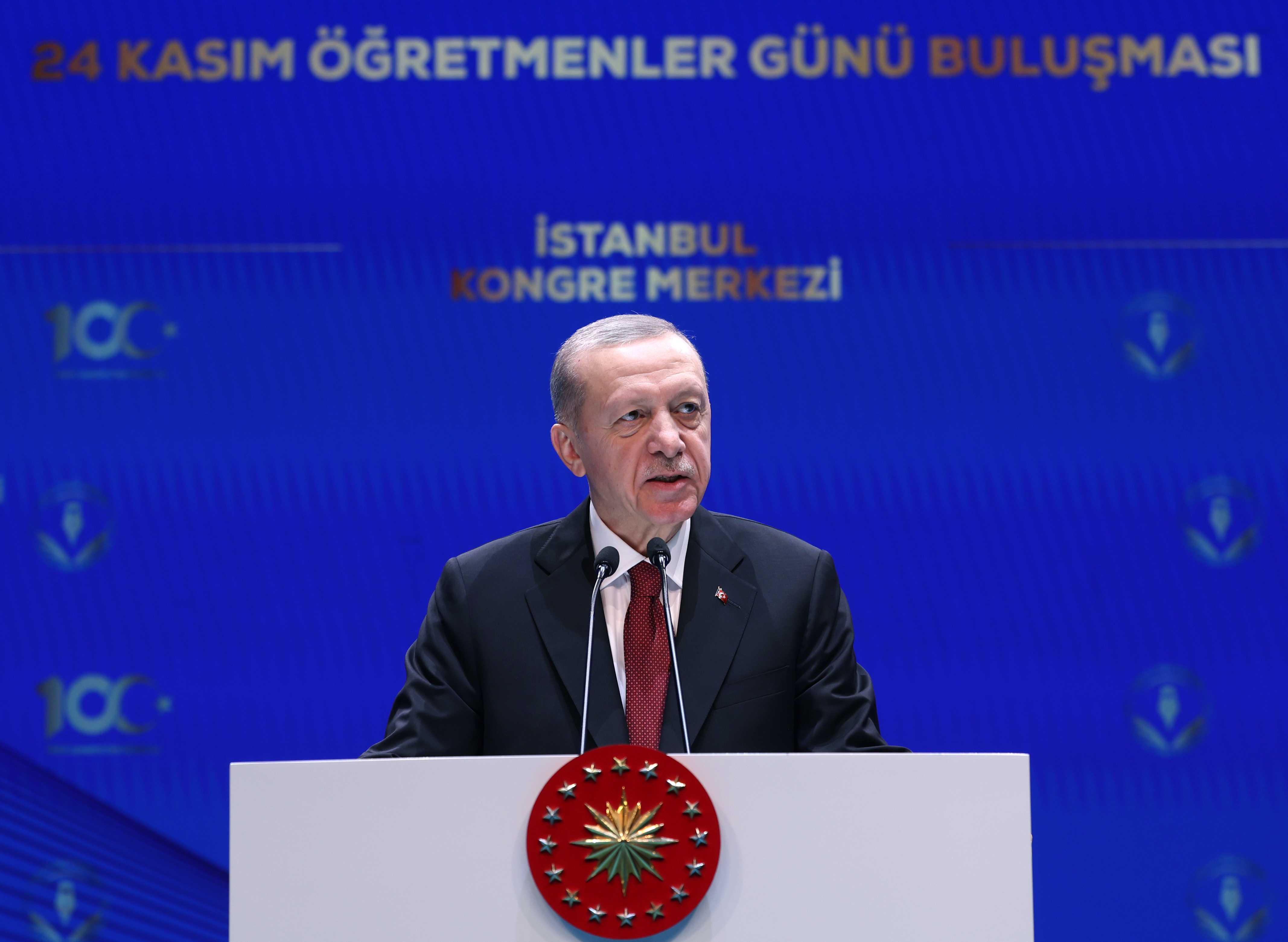 Erdoğan'dan Emeklilere 5 Bin TL İkramiye Müjdesi 2 AA 20231124 33014128 33014123 CUMHURBASKANI ERDOGAN ISTANBULDAKI OGRETMENLER GUNU PROGRAMINA KATILDI 1