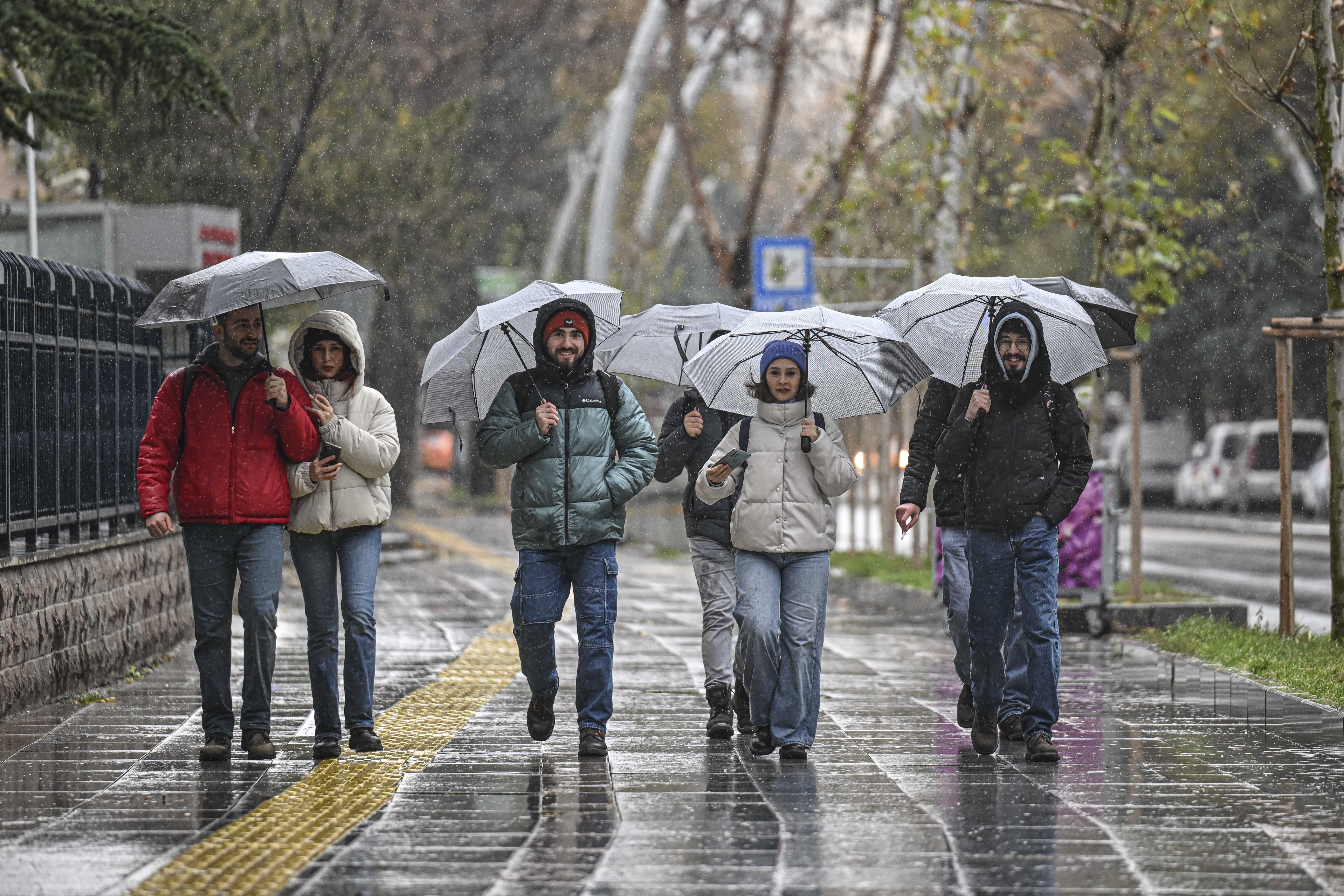 Meteoroloji'den Yeni Uyarı: Çok Şiddetli Geliyor 4 AA 20231126 33026435 33026430 BASKENTTE YAGMUR