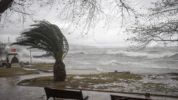 Zonguldak ve İskenderun’da Fırtına Alarmı: Okullara Bir Gün Ara