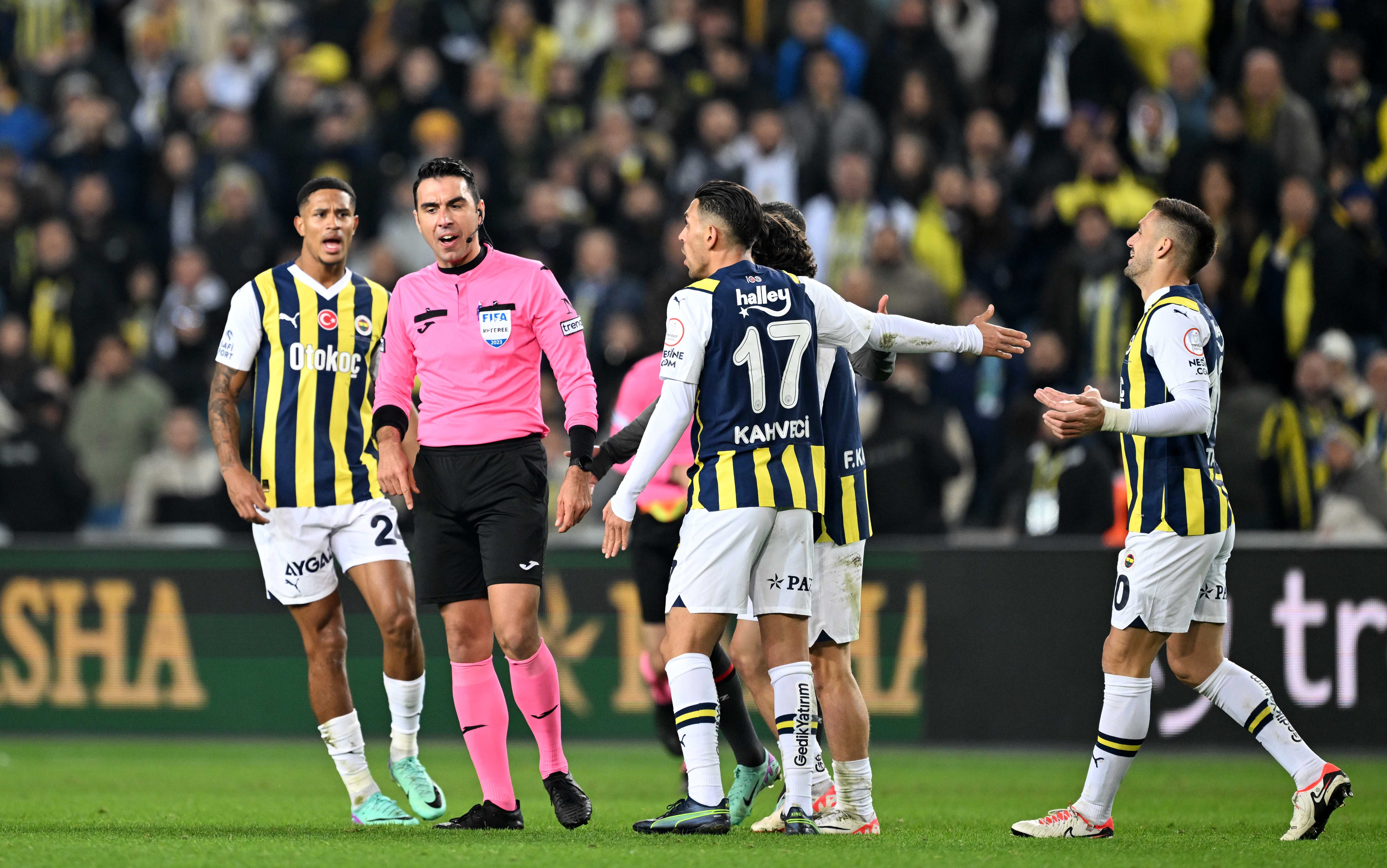Fenerbahçe-Karagümrük Maçında Penaltı Tartışması: Eski Hakemler Ne Diyor? 2 AA 20231126 33031768 33031765 FENERBAHCE VAVACARS FATIH KARAGUMRUK