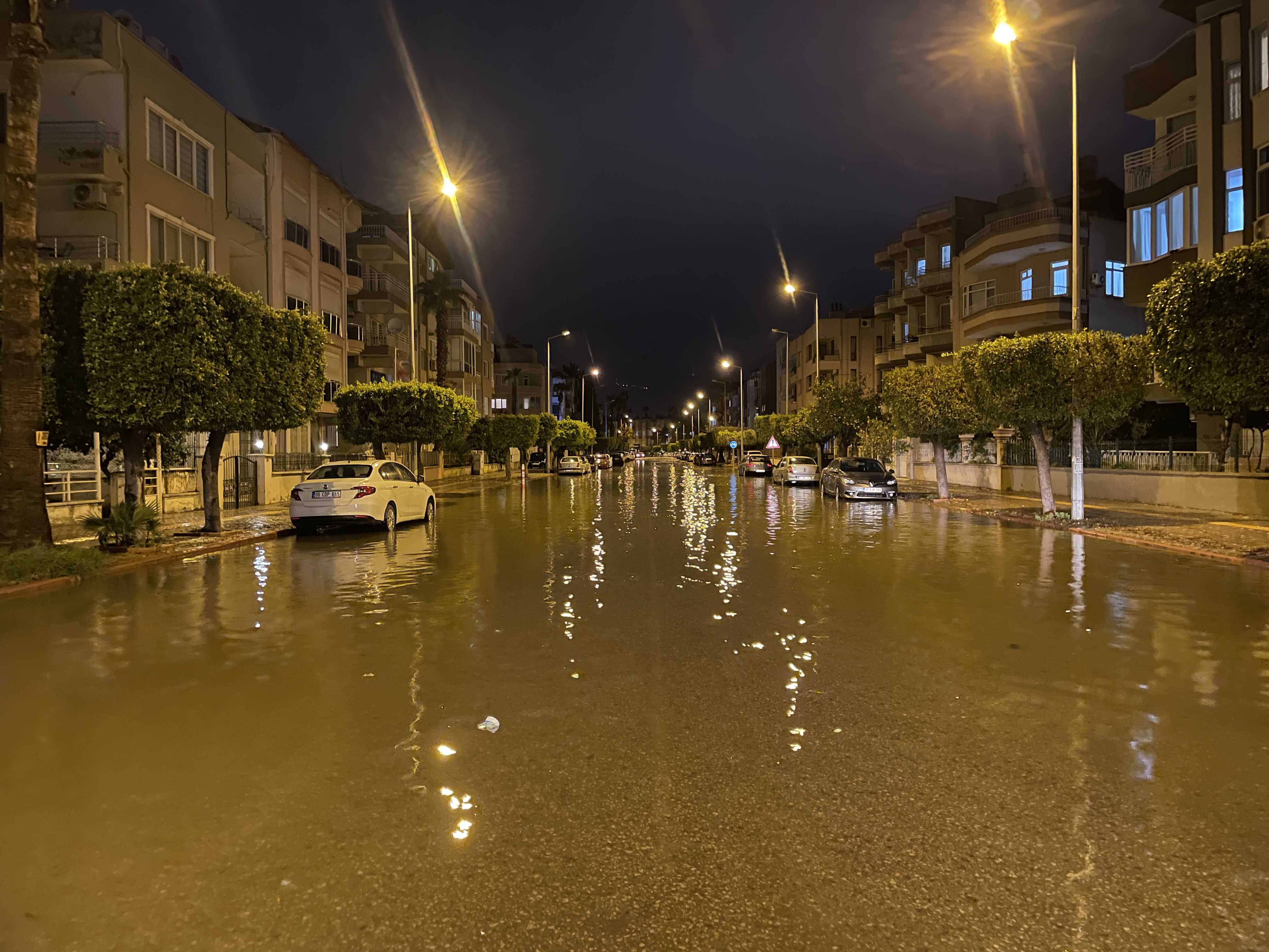 Zonguldak ve İskenderun'da Fırtına Alarmı: Okullara Bir Gün Ara 1 AA 20231126 33033189 33033181 ISKENDERUNDA OLUMSUZ HAVA KOSULLARI NEDENIYLE EGITIME 1 GUN ARA VERILDI