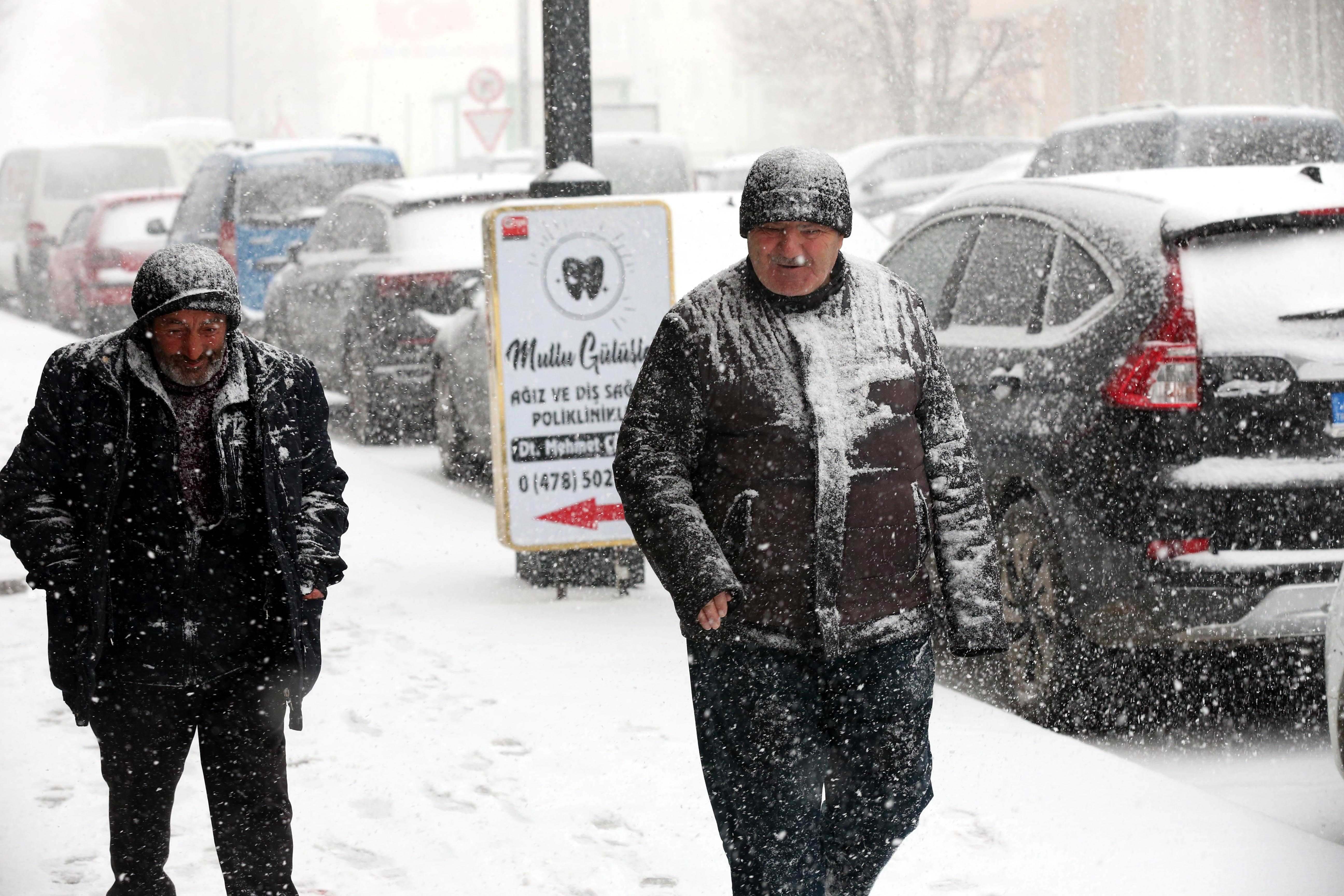 Kış Şartları Türkiye'yi Etkisi Altına Aldı: Okullar Tatil, İstanbul'a Kar Geliyor 6 AA 20231127 33034632 33034629 ARDAHANDA KAR YAGISI ETKILI OLUYOR