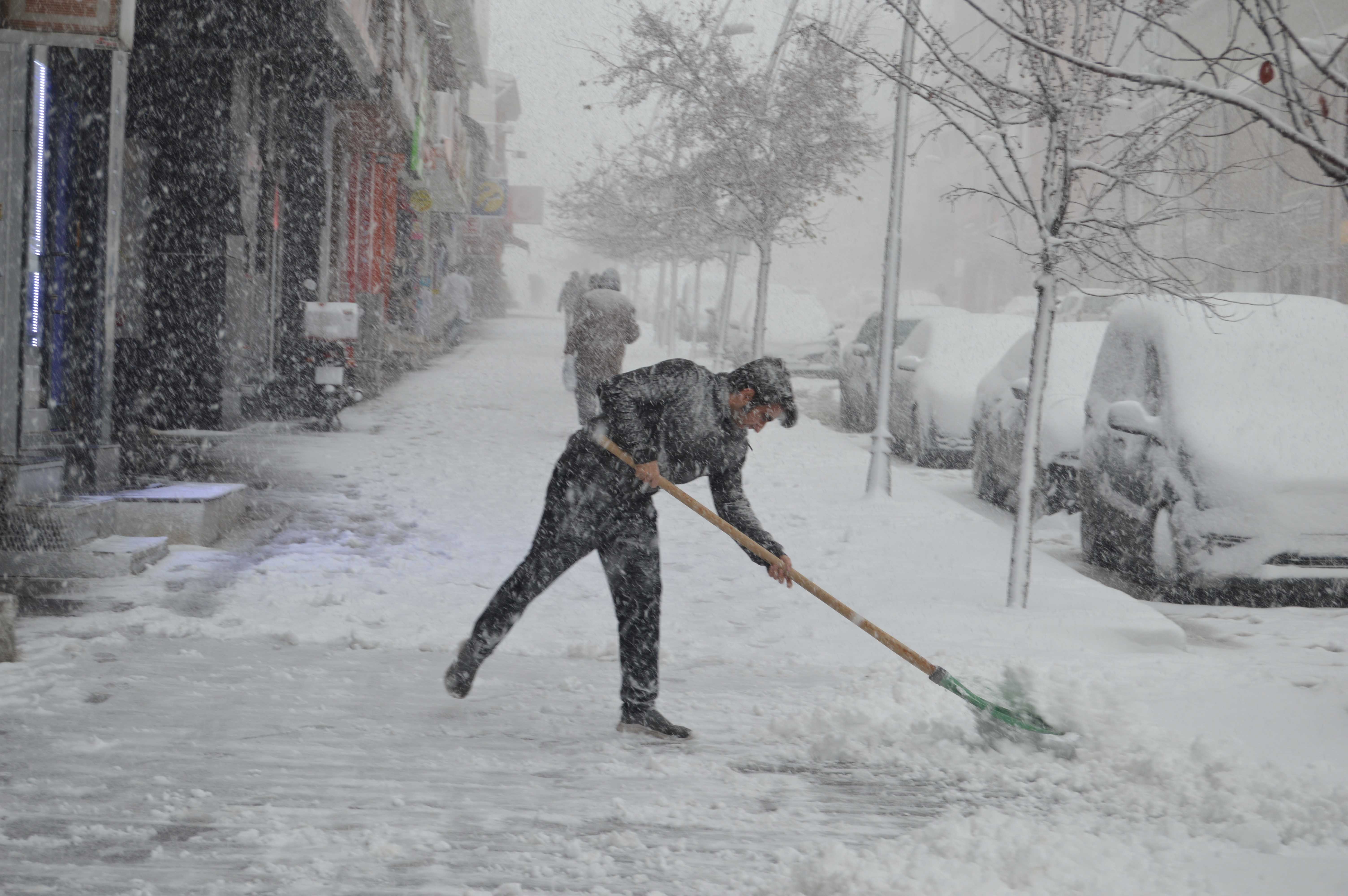 Kış Şartları Türkiye'yi Etkisi Altına Aldı: Okullar Tatil, İstanbul'a Kar Geliyor 4 AA 20231127 33034780 33034779 ERZURUMDA KAR YAGISI ETKILI OLDU