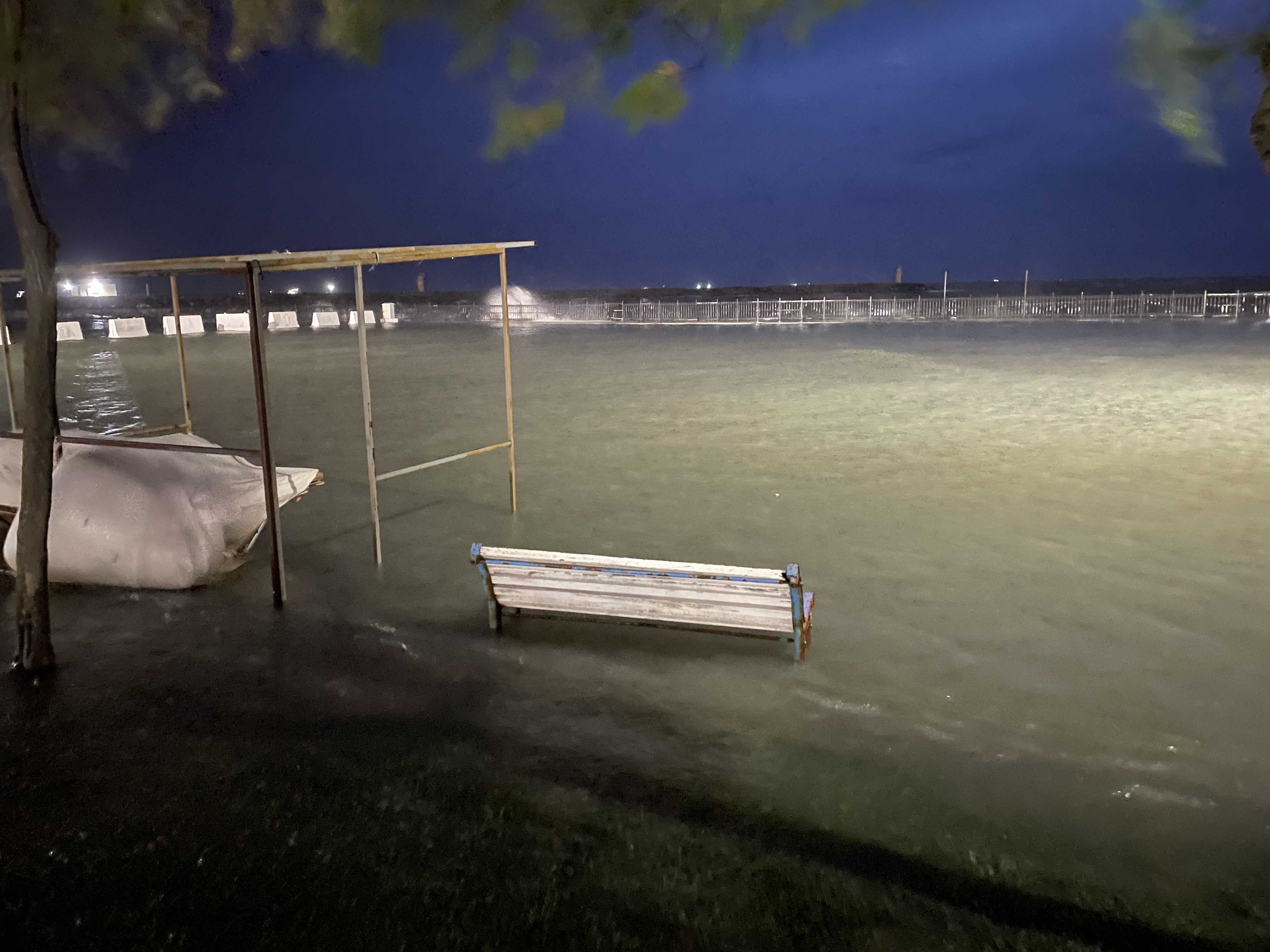 Tekirdağ'da Lodos Etkisi: Sahil Şeridi Sular Altında 1 AA 20231128 33047667 33047662 TEKIRDAGDA KUVVETLI LODOSLA OLUSAN DALGALAR SONUCU SAHIL SERIDINI SU BASTI