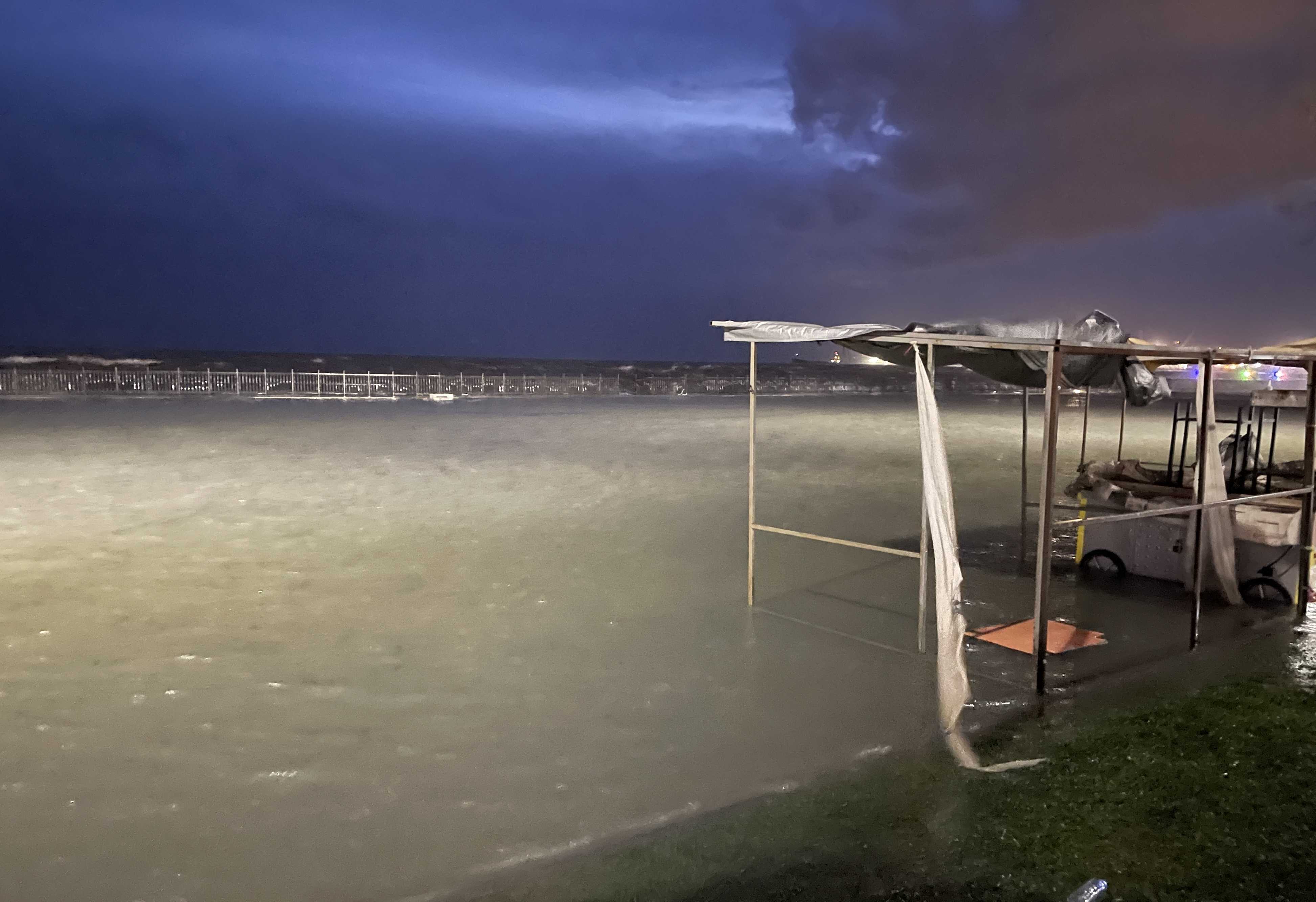 Tekirdağ'da Lodos Etkisi: Sahil Şeridi Sular Altında 3 AA 20231128 33047667 33047663 TEKIRDAGDA KUVVETLI LODOSLA OLUSAN DALGALAR SONUCU SAHIL SERIDINI SU BASTI