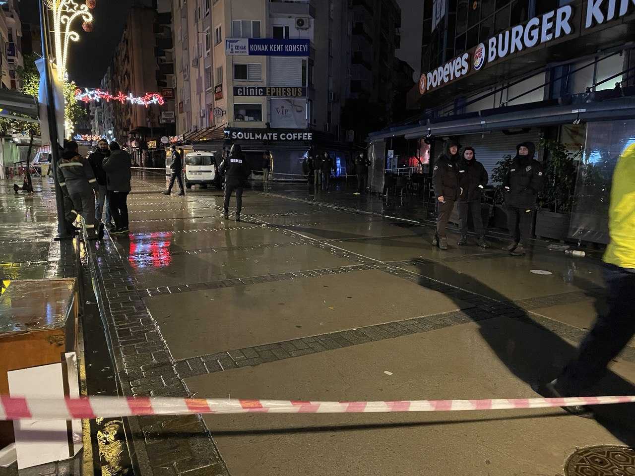 İzmir'de Doğal Gaz Borusu Patladı! 1 AA 20231128 33050190 33050185 IZMIRDE ELEKTRIK ONARIM CALISMALARI SIRASINDA DOGAL GAZ BORUSU PATLADI